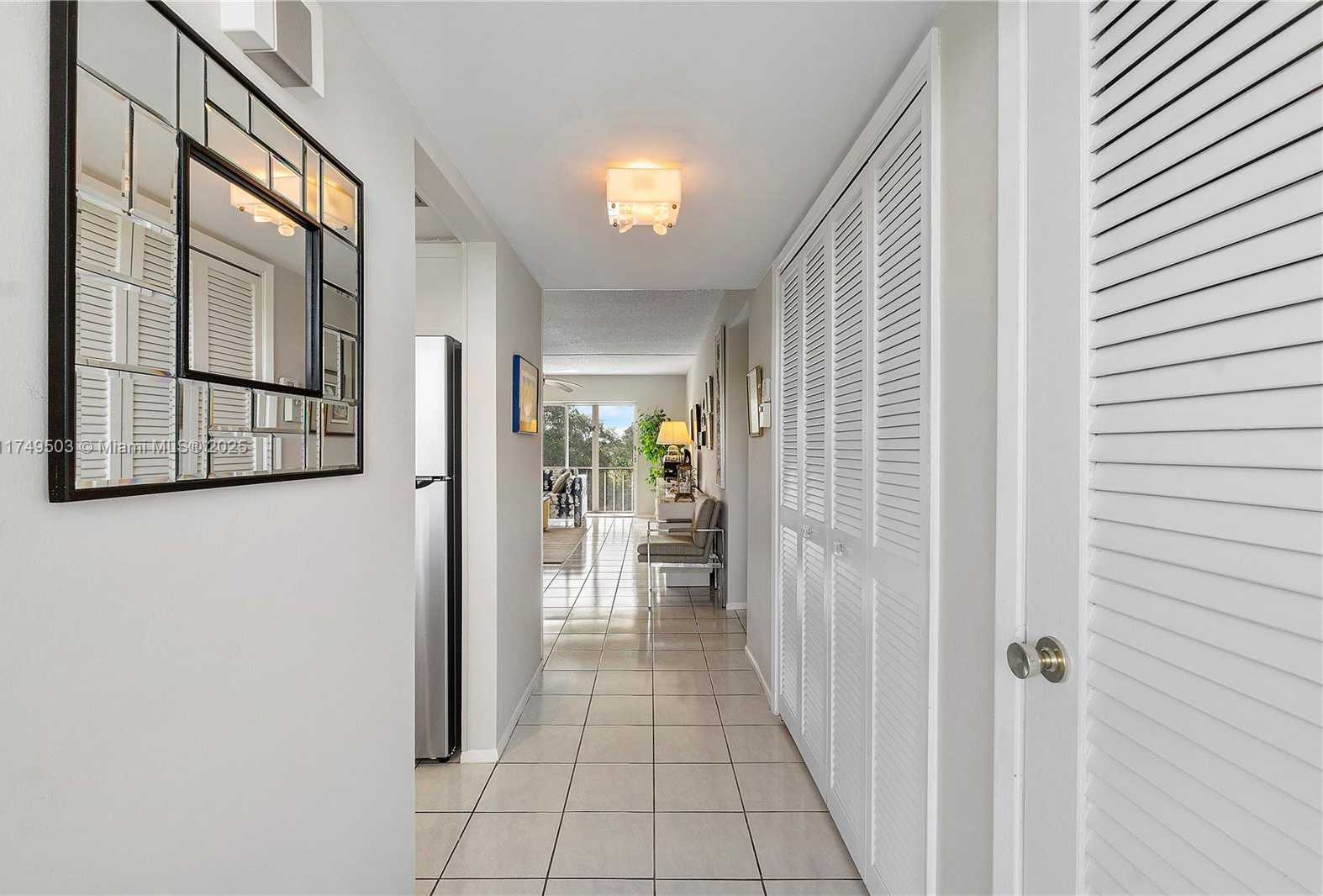 Small Image of 4800 HILLCREST LN #514, Hollywood Number 19