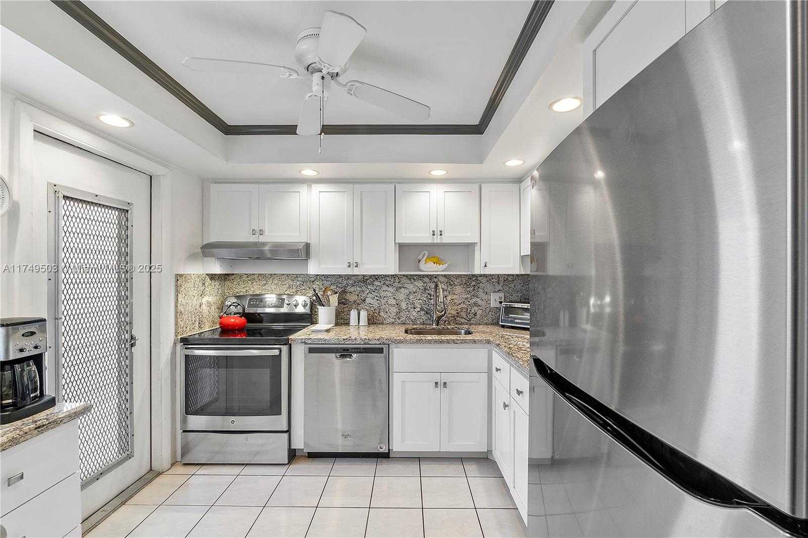 Small Image of 4800 HILLCREST LN #514, Hollywood Number 2