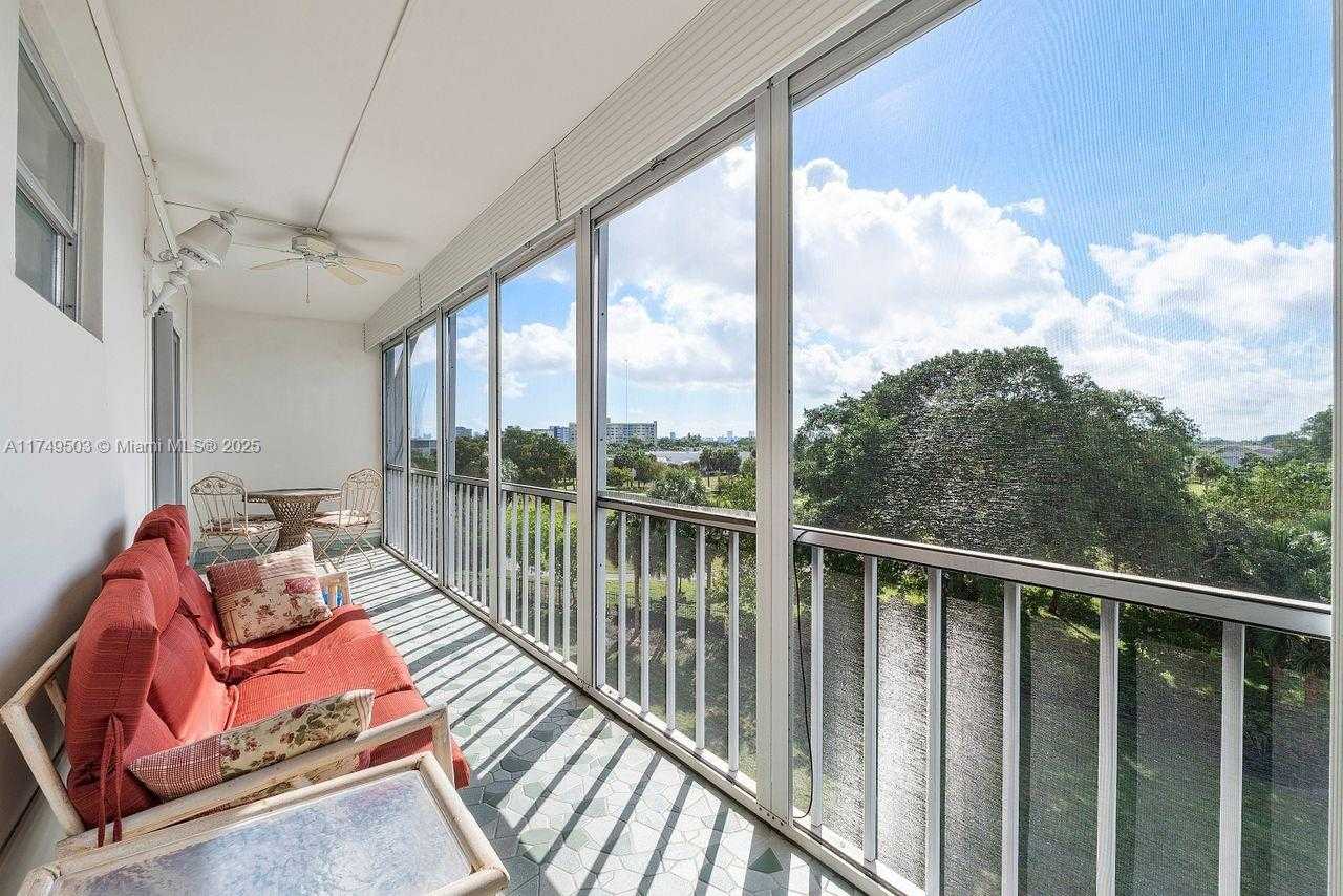 Small Image of 4800 HILLCREST LN #514, Hollywood Number 20