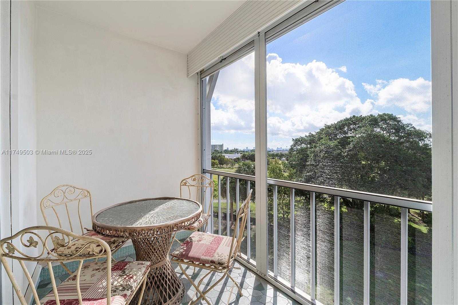 Small Image of 4800 HILLCREST LN #514, Hollywood Number 21