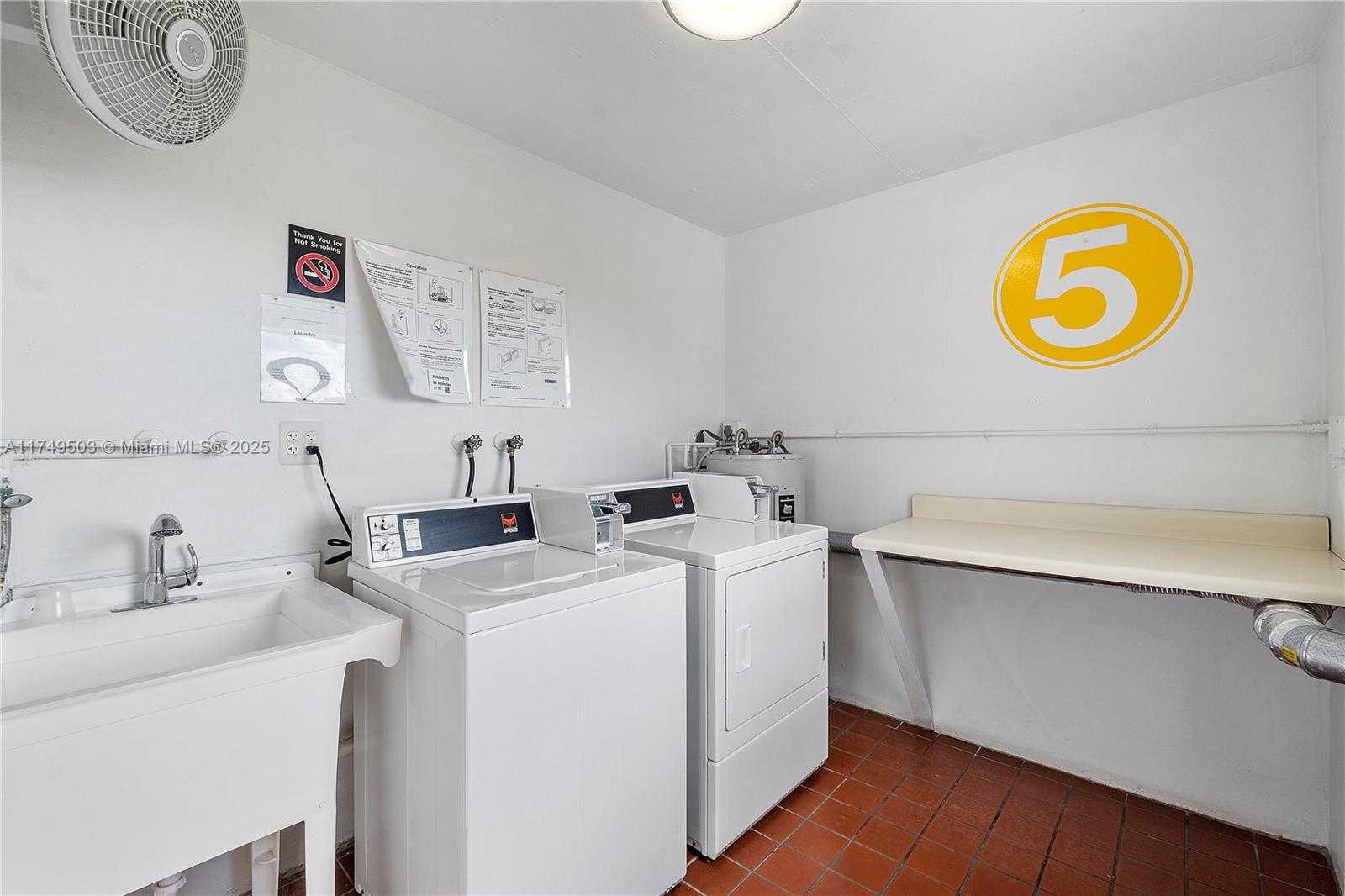 Small Image of 4800 HILLCREST LN #514, Hollywood Number 24
