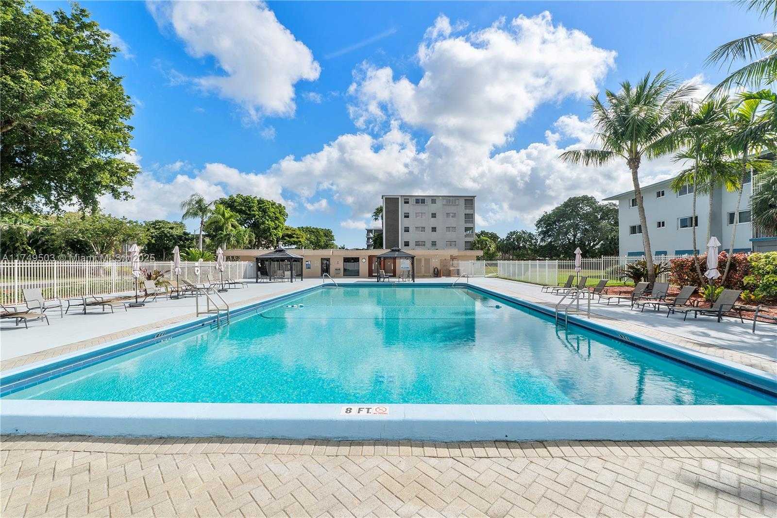 Small Image of 4800 HILLCREST LN #514, Hollywood Number 25