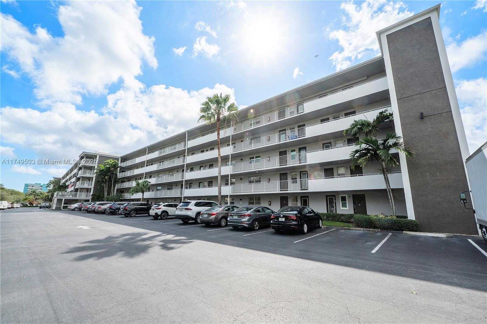 Small Image of 4800 HILLCREST LN #514, Hollywood Number 27