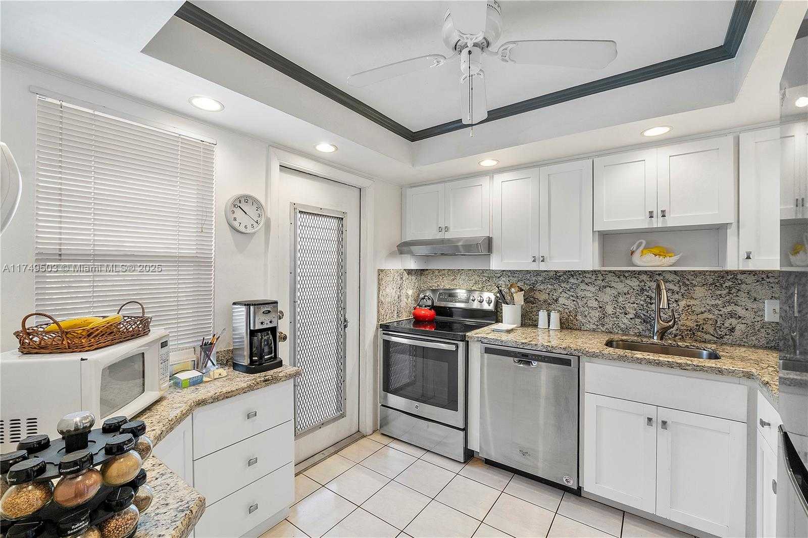 Small Image of 4800 HILLCREST LN #514, Hollywood Number 3