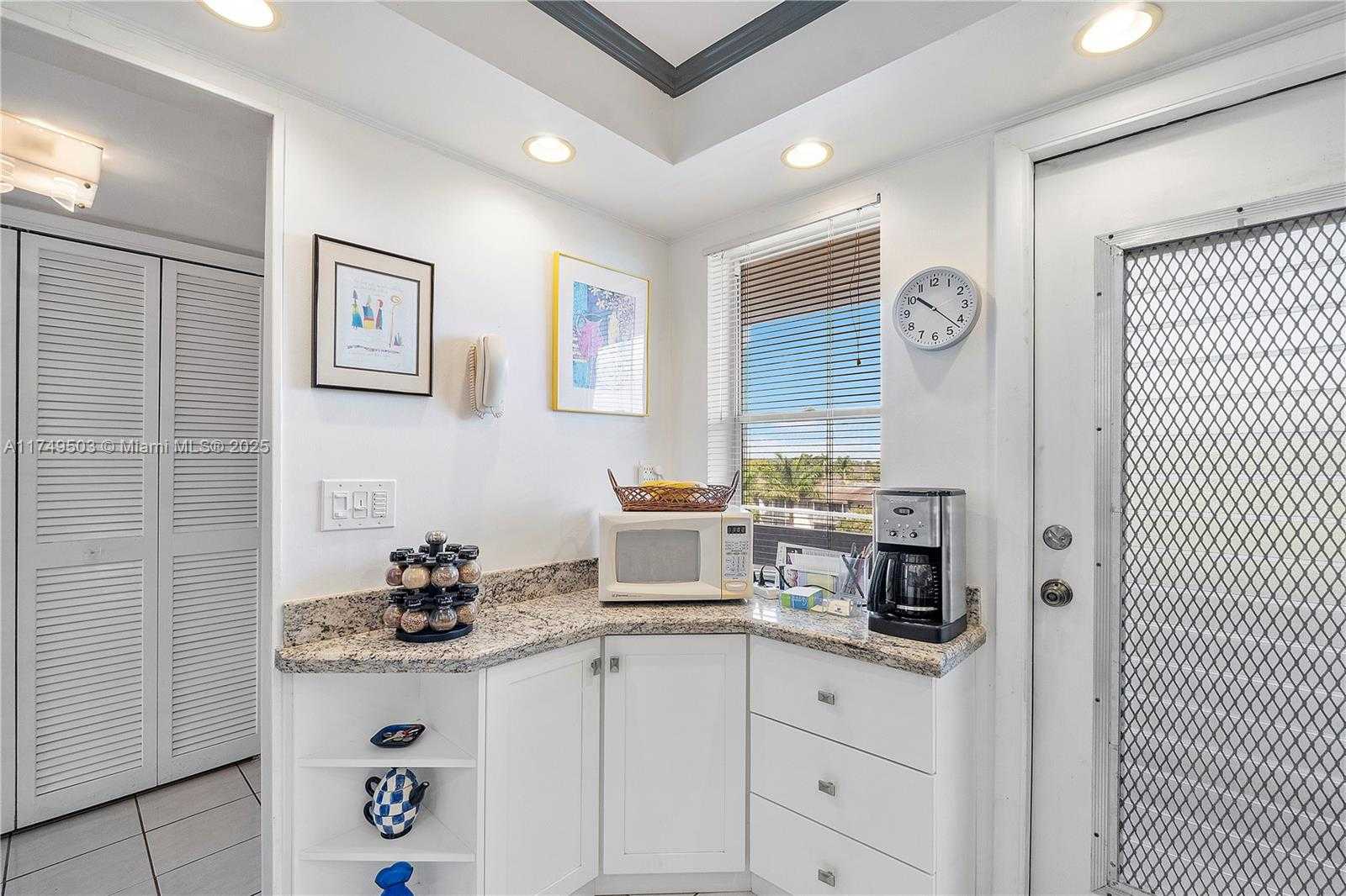 Small Image of 4800 HILLCREST LN #514, Hollywood Number 4