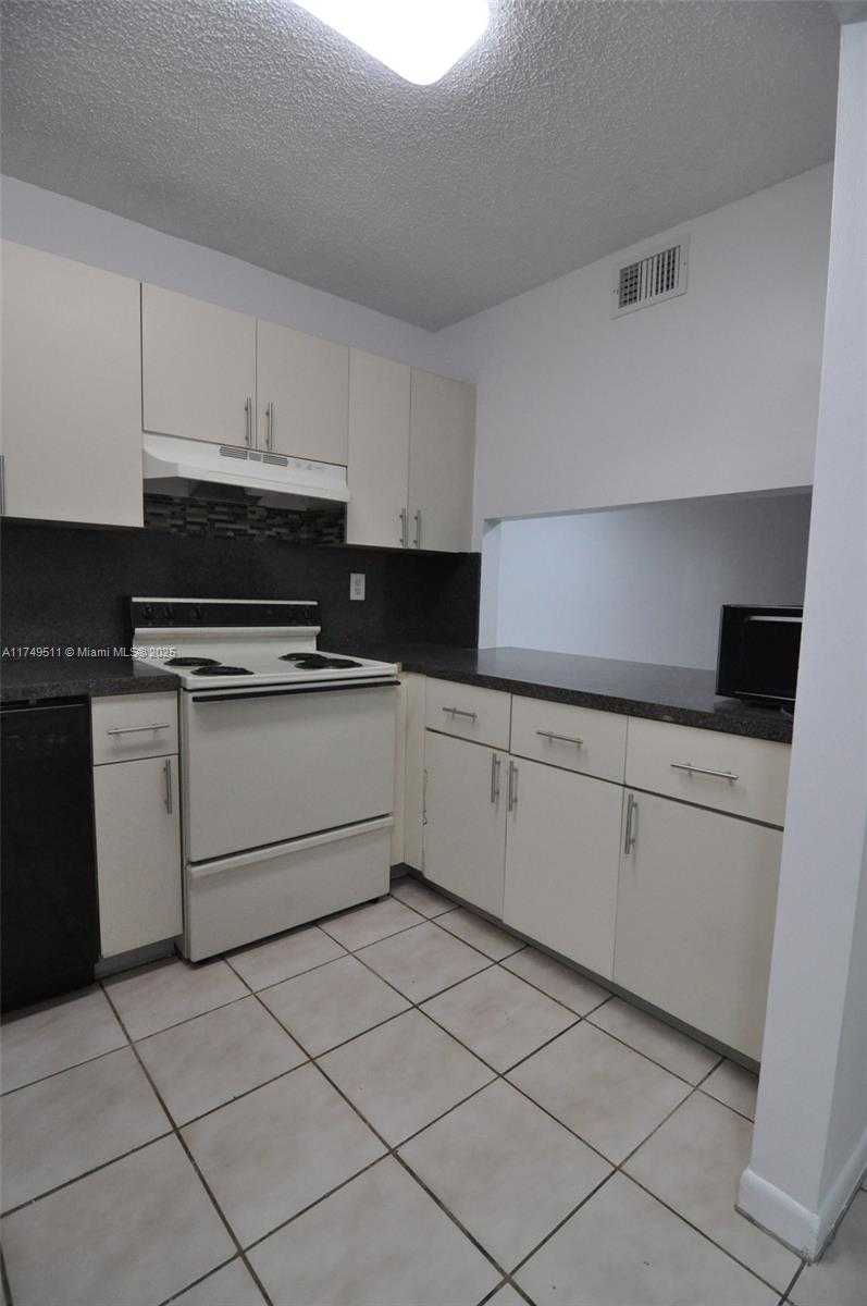 Small Image of 2740 WEST 76TH ST #206, Hialeah Number 5