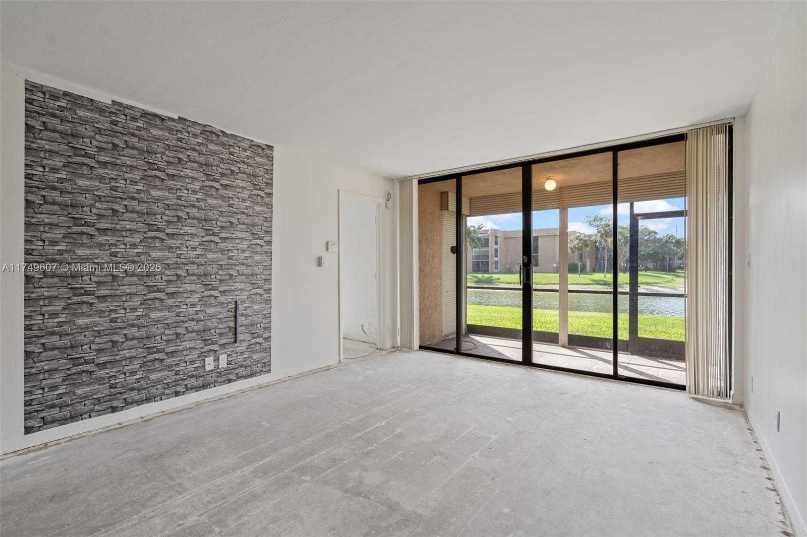 Small Image of 5711 CORAL LAKE DR #111, Margate Number 11