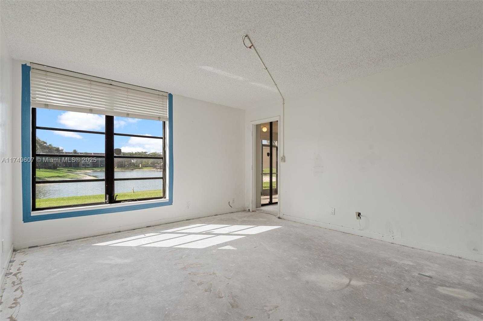 Small Image of 5711 CORAL LAKE DR #111, Margate Number 16