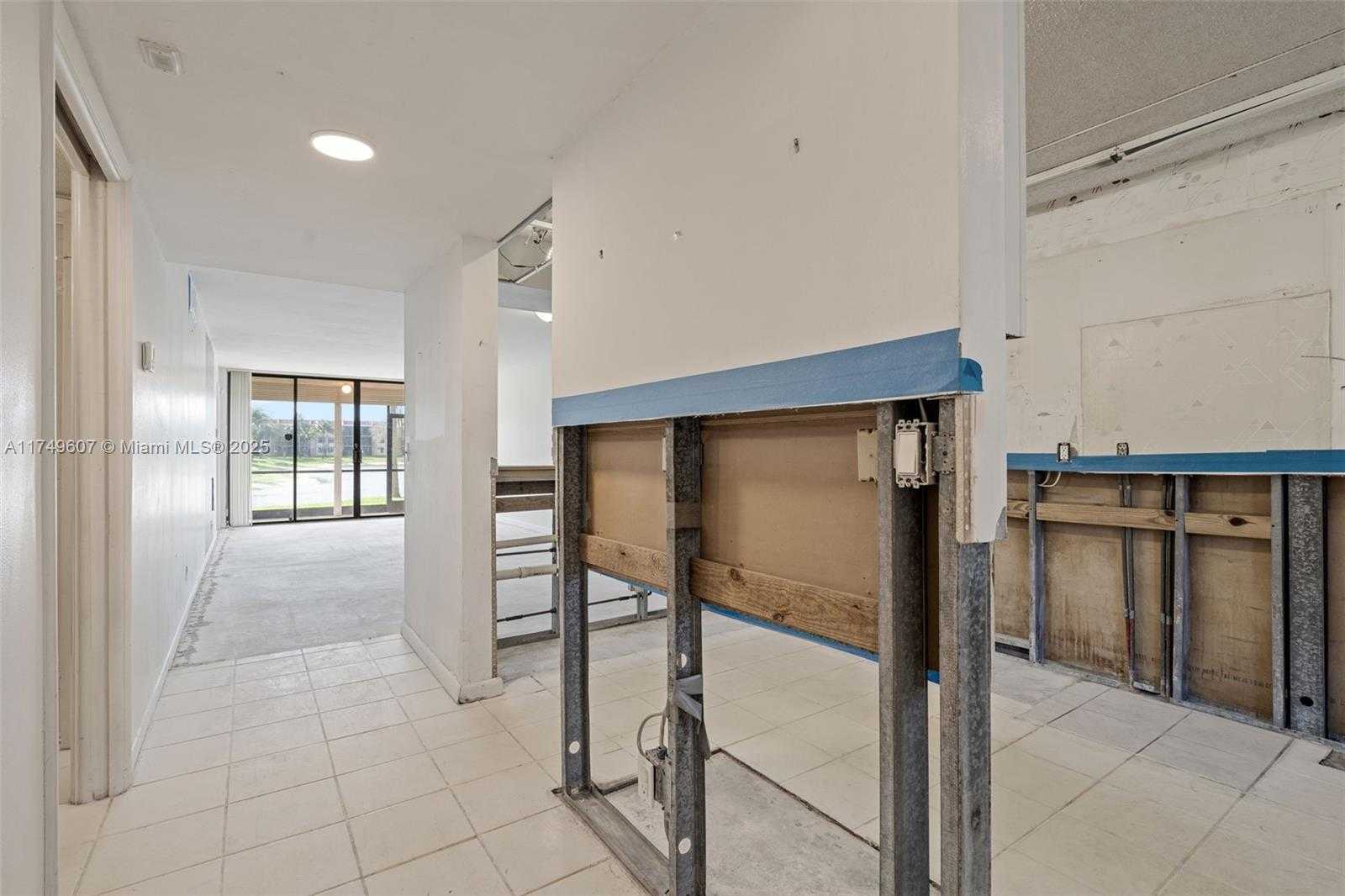 Small Image of 5711 CORAL LAKE DR #111, Margate Number 4