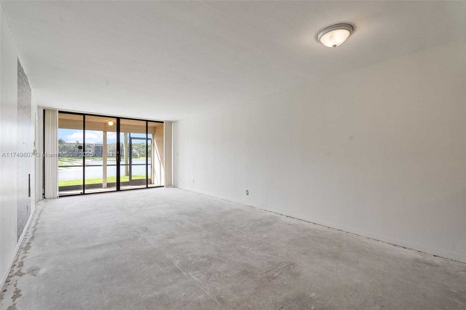 Small Image of 5711 CORAL LAKE DR #111, Margate Number 8