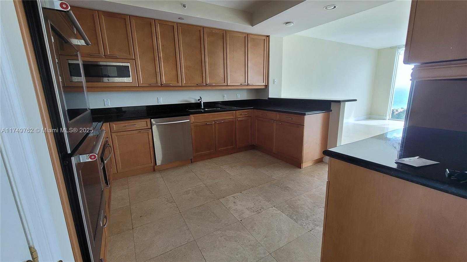 Small Image of 20201 E Country Club Dr, Aventura, FL 33180, USA Number 16