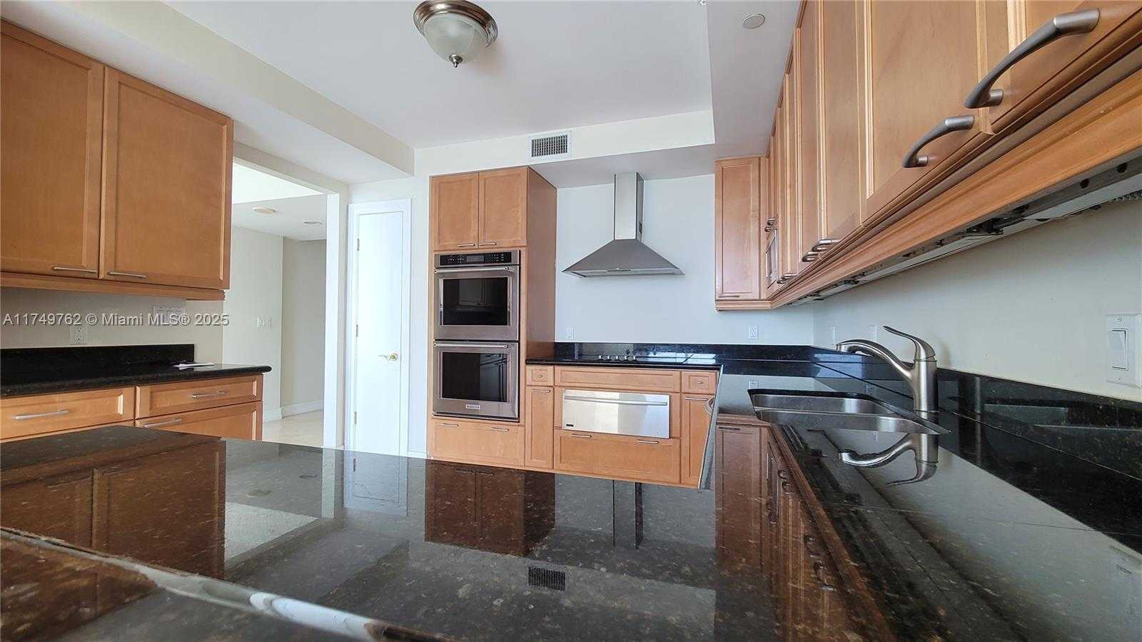 Small Image of 20201 E Country Club Dr, Aventura, FL 33180, USA Number 17