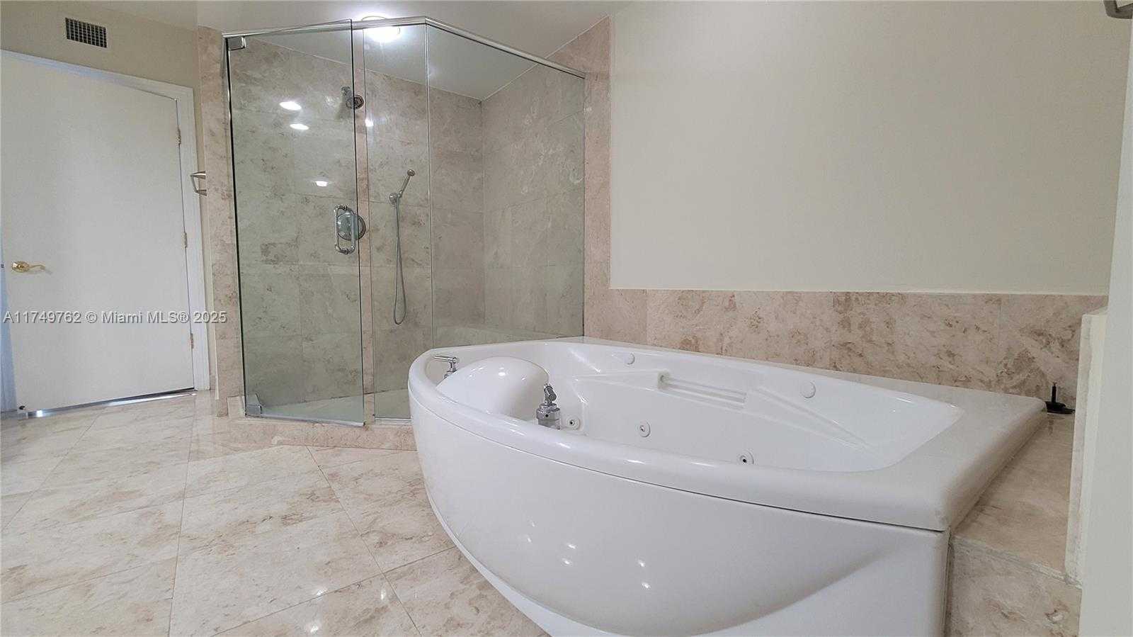 Small Image of 20201 E Country Club Dr, Aventura, FL 33180, USA Number 33