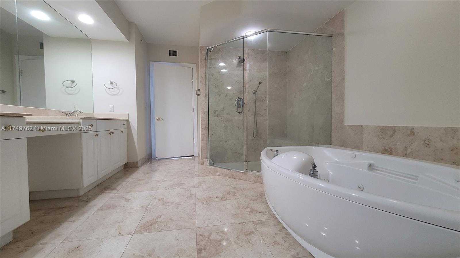 Small Image of 20201 E Country Club Dr, Aventura, FL 33180, USA Number 34