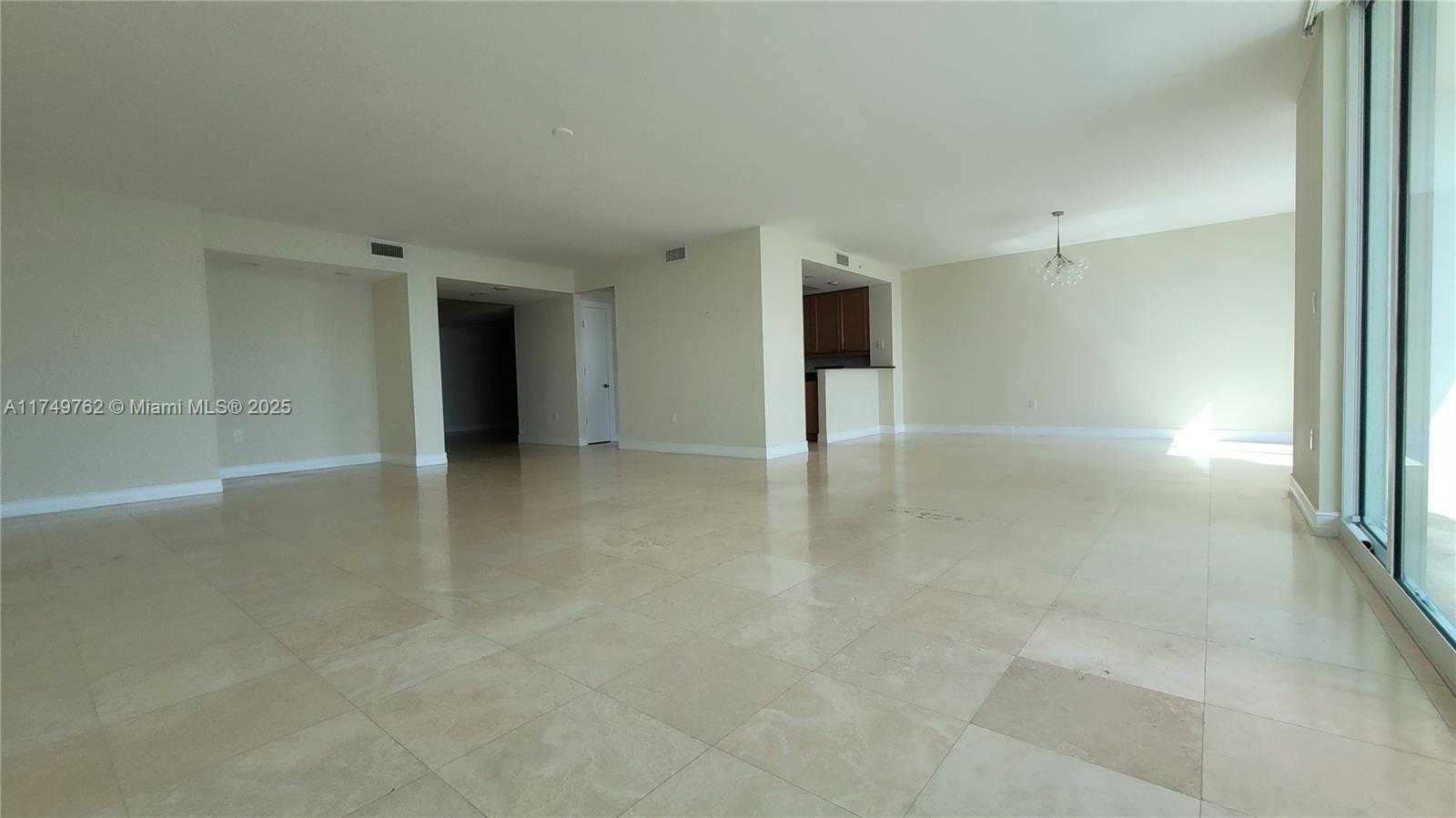 Small Image of 20201 E Country Club Dr, Aventura, FL 33180, USA Number 8