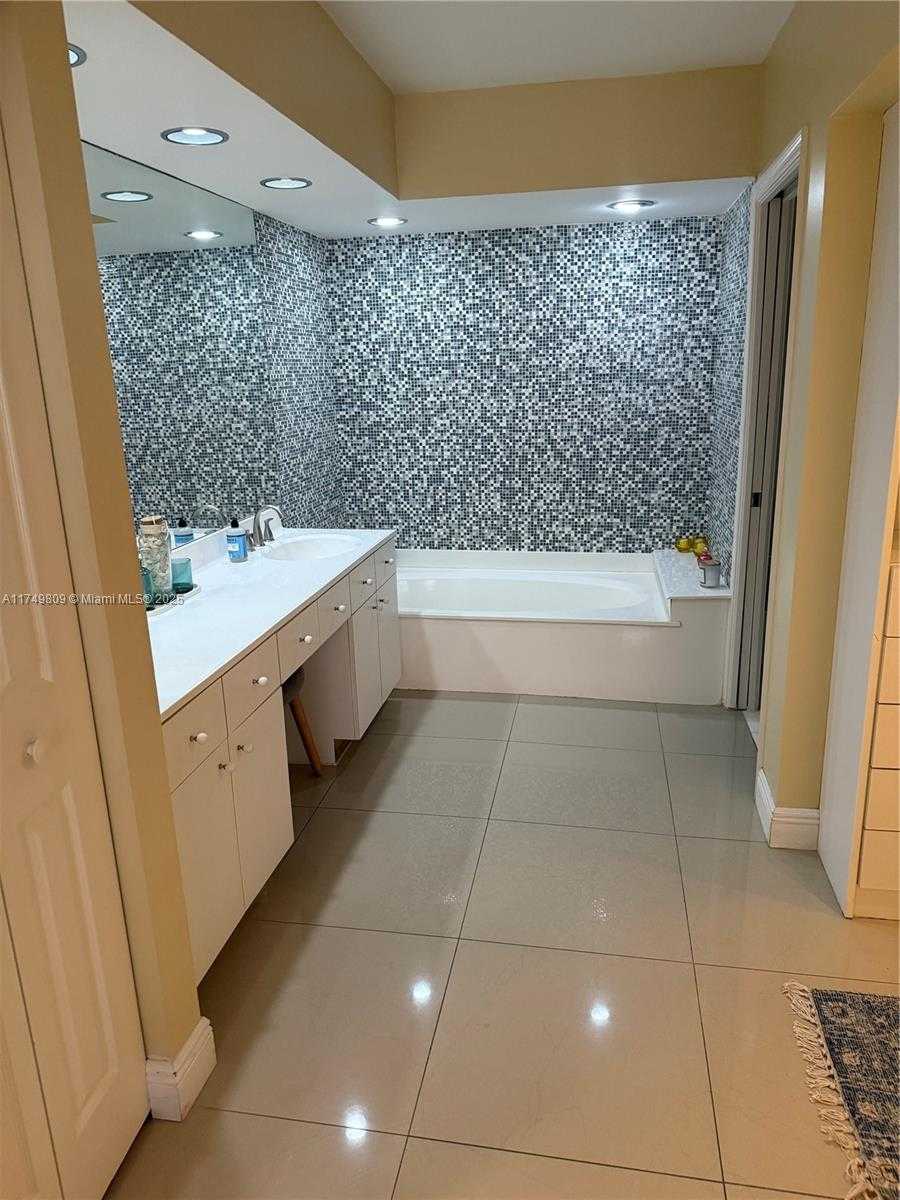 Small Image of 3530 MYSTIC POINTE DR #2303, Aventura Number 23