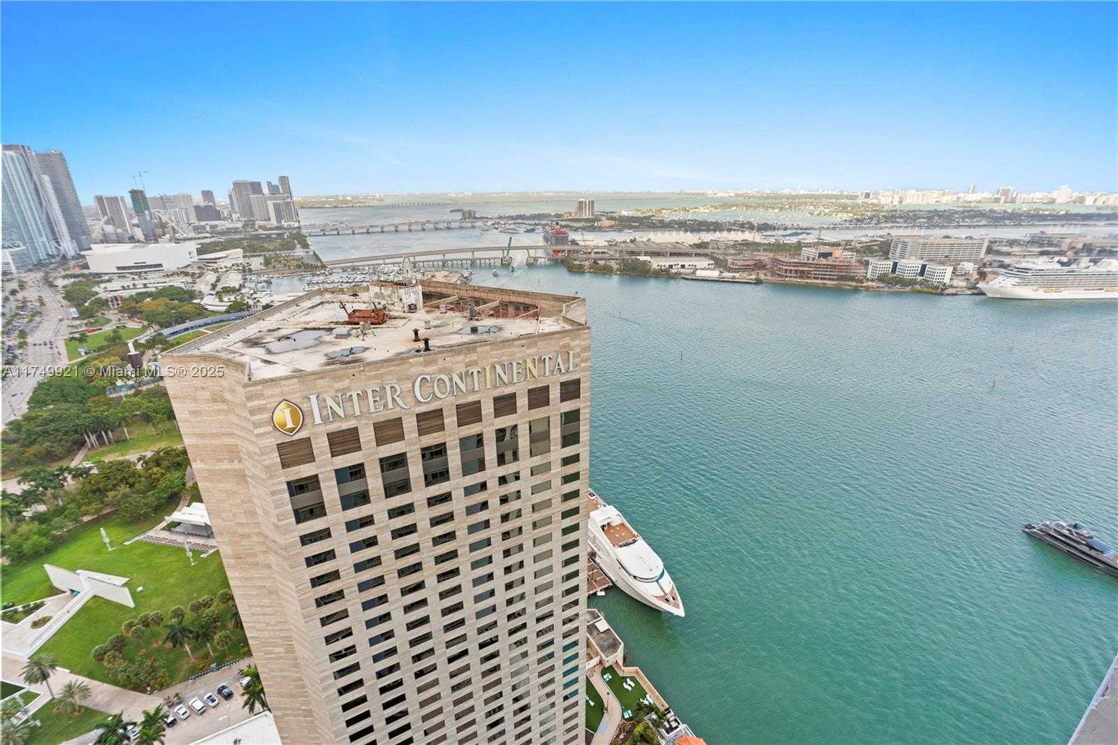 Small Image of 335 SOUTH BISCAYNE BLVD #UPH02, Miami Number 12