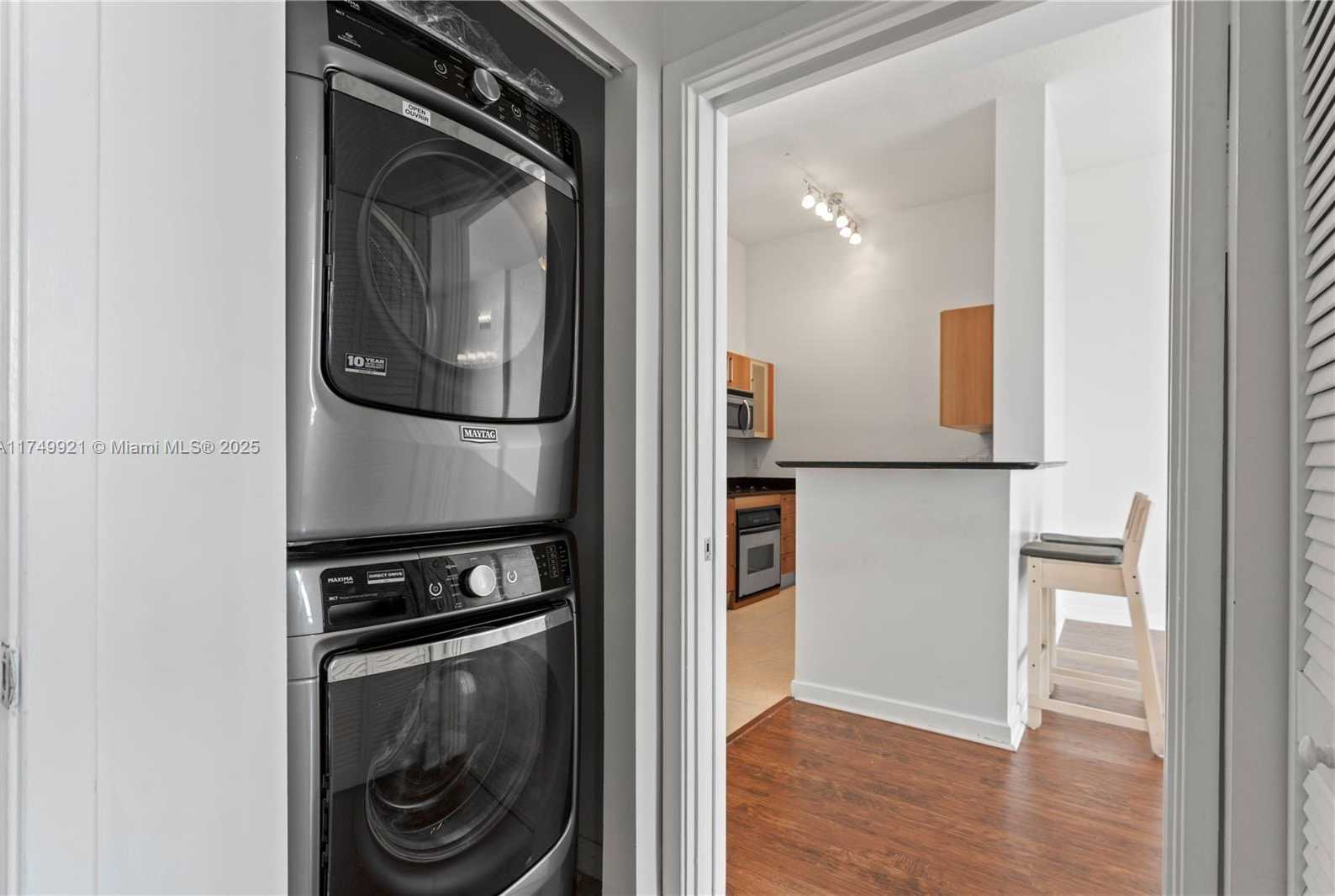 Small Image of 335 SOUTH BISCAYNE BLVD #UPH02, Miami Number 27