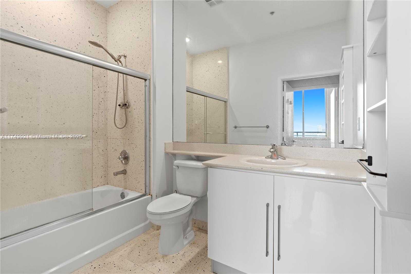 Small Image of 335 SOUTH BISCAYNE BLVD #UPH02, Miami Number 29