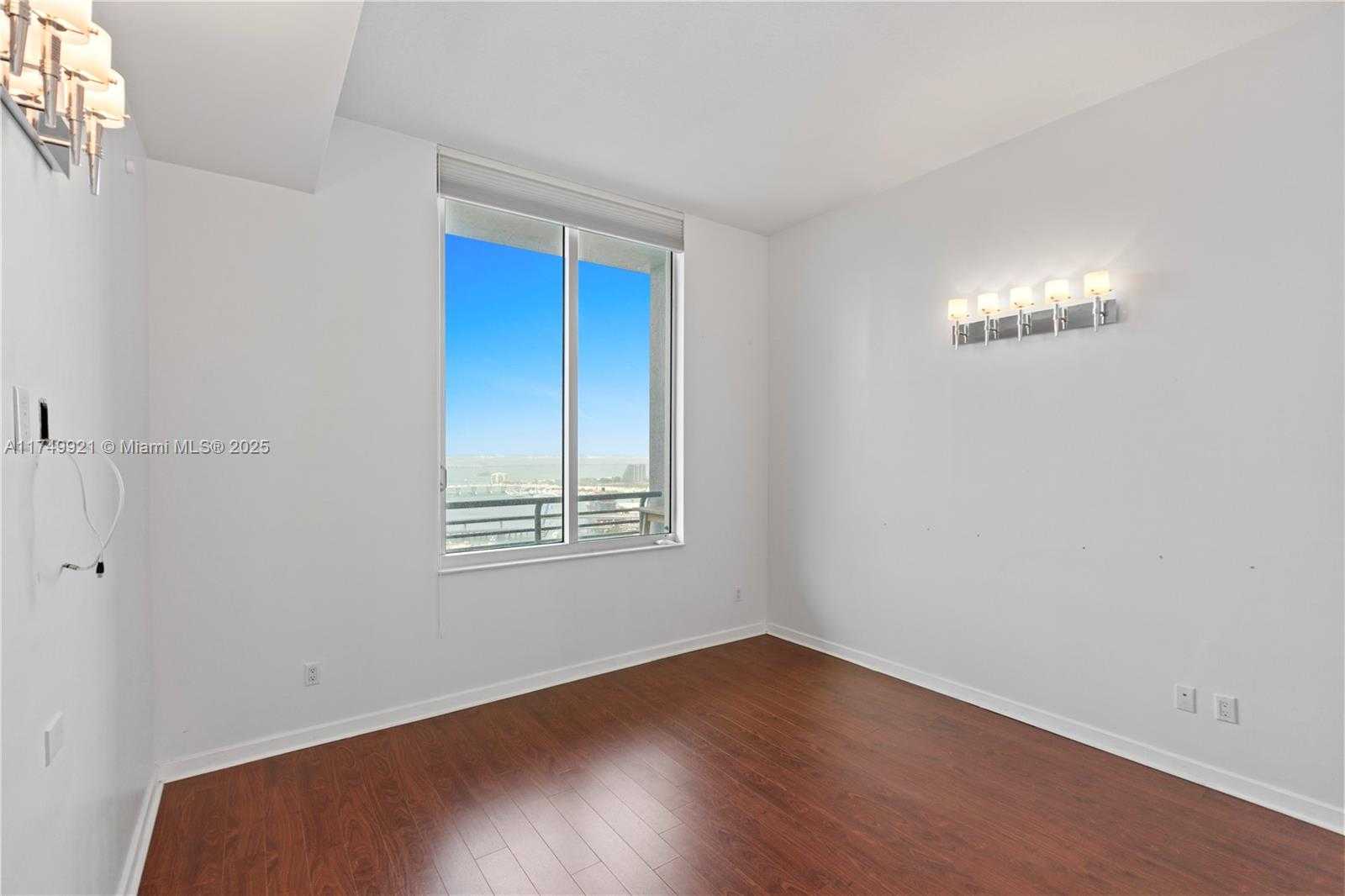 Small Image of 335 SOUTH BISCAYNE BLVD #UPH02, Miami Number 31