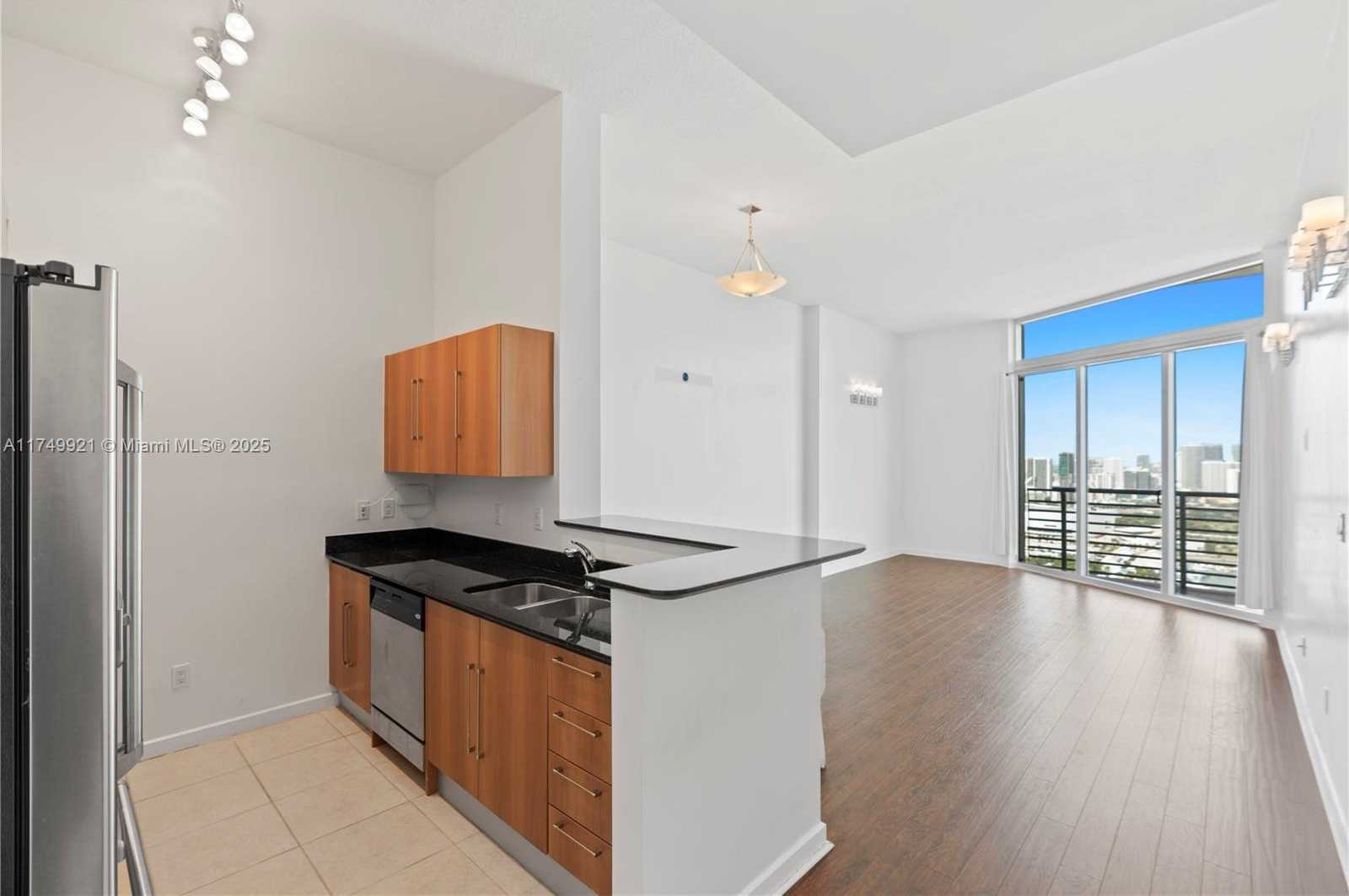 Small Image of 335 SOUTH BISCAYNE BLVD #UPH02, Miami Number 4