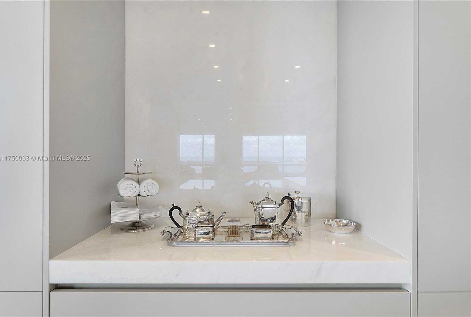 Small Image of 1425 BRICKELL AVE #42F, Miami Number 14