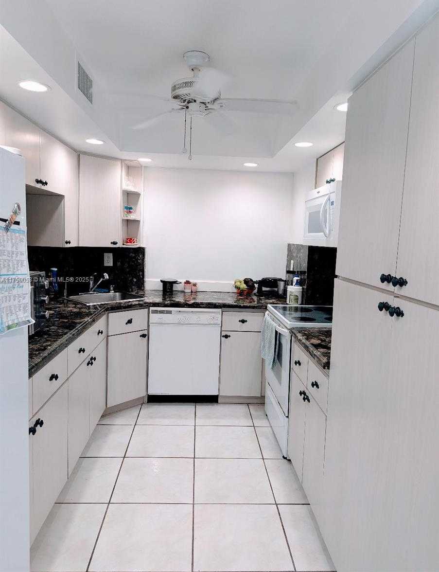 Small Image of 2655 COLLINS AVE #1505, Miami Beach Number 6