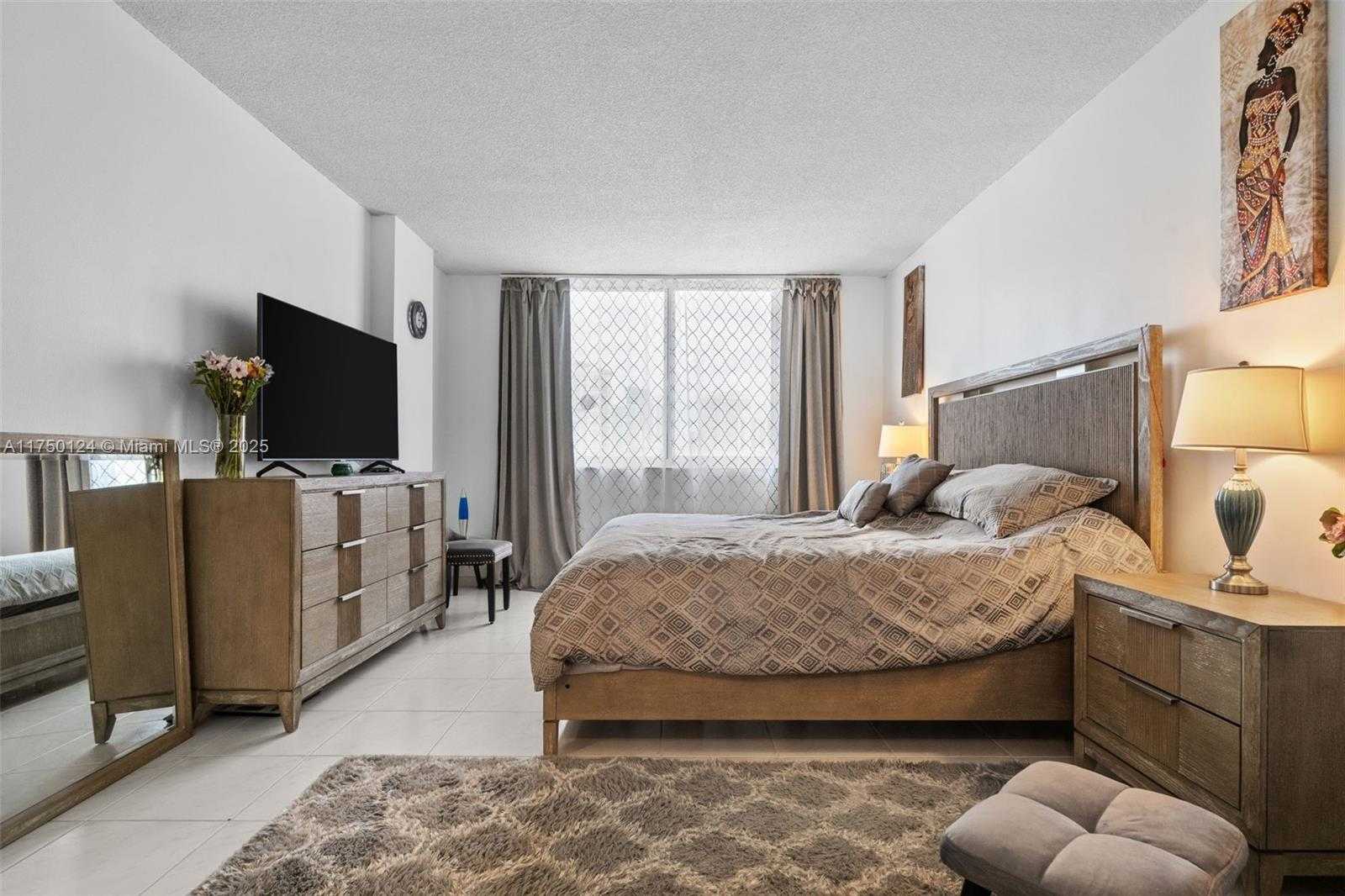 Small Image of 300 BAYVIEW DR #807, Sunny Isles Beach Number 12