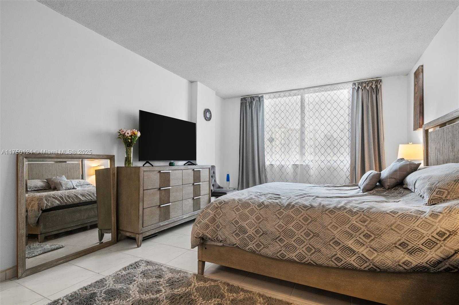 Small Image of 300 BAYVIEW DR #807, Sunny Isles Beach Number 13