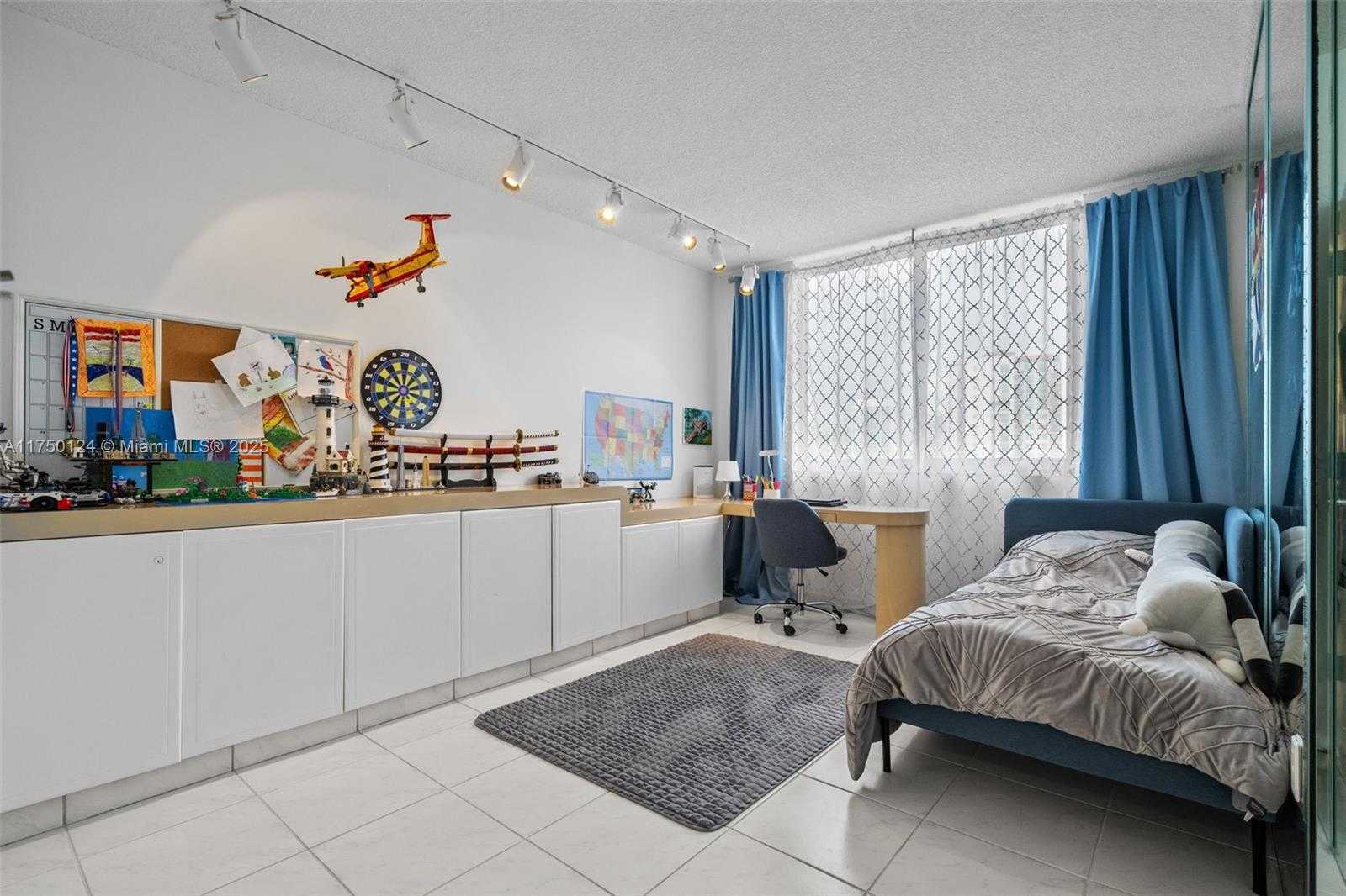 Small Image of 300 BAYVIEW DR #807, Sunny Isles Beach Number 14