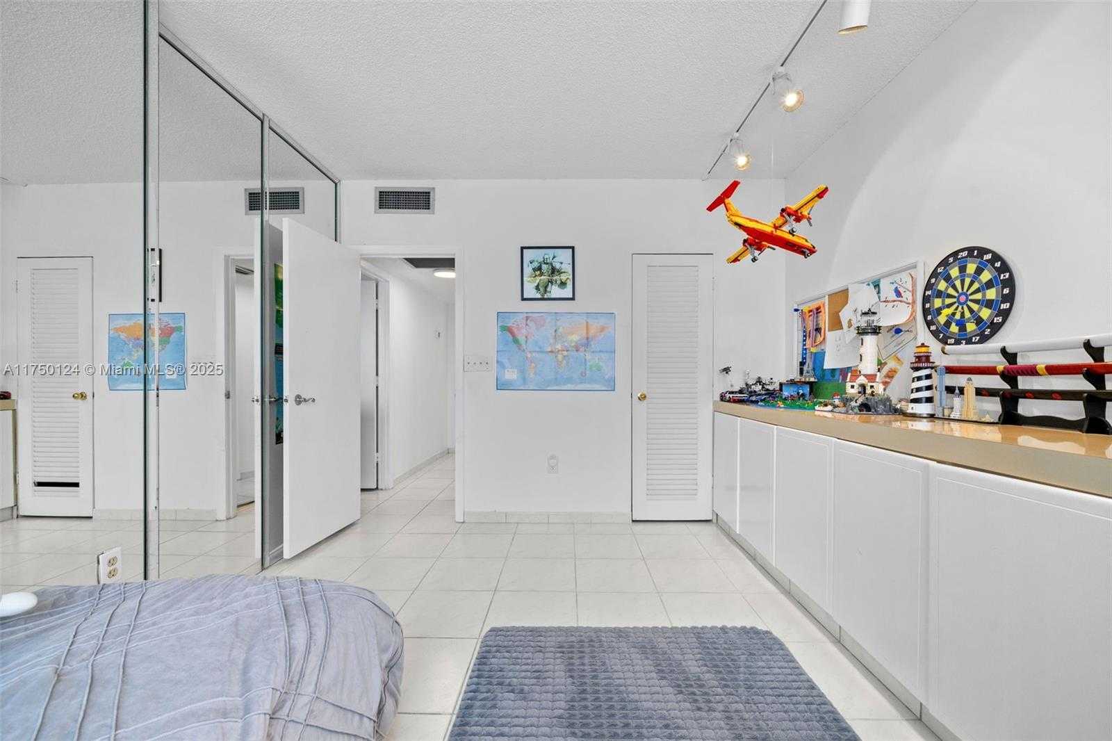 Small Image of 300 BAYVIEW DR #807, Sunny Isles Beach Number 15