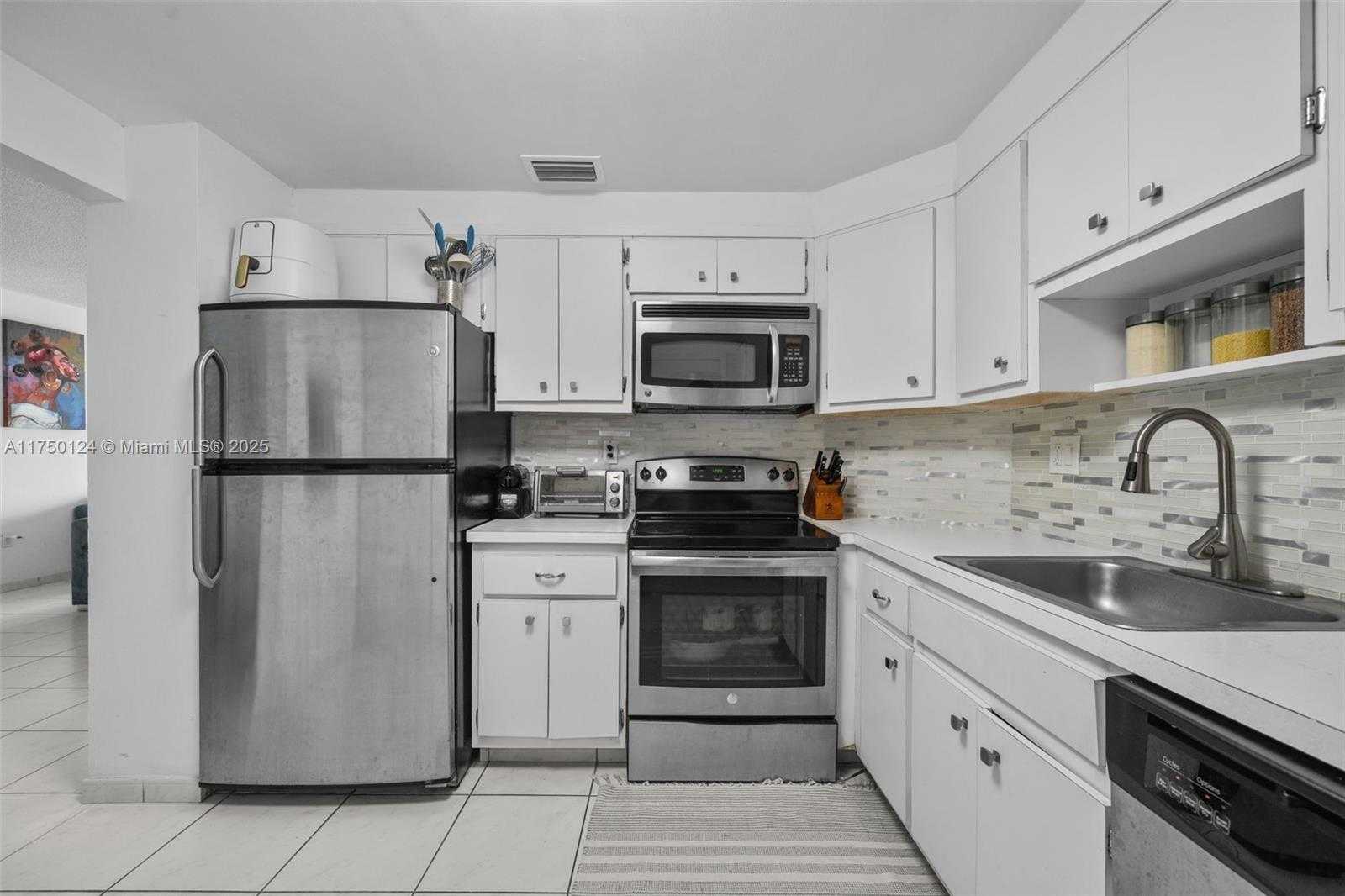 Small Image of 300 BAYVIEW DR #807, Sunny Isles Beach Number 16