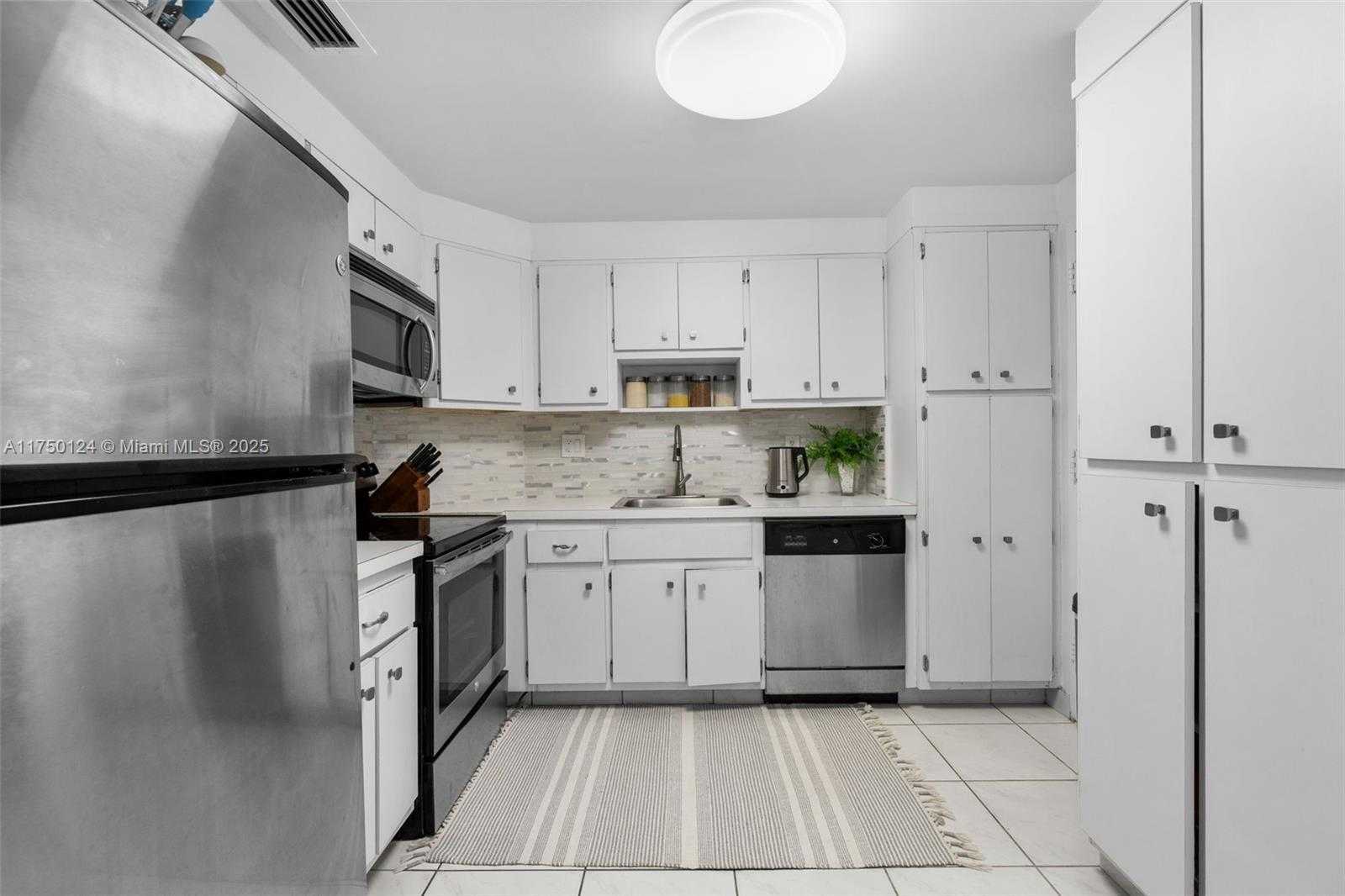 Small Image of 300 BAYVIEW DR #807, Sunny Isles Beach Number 17