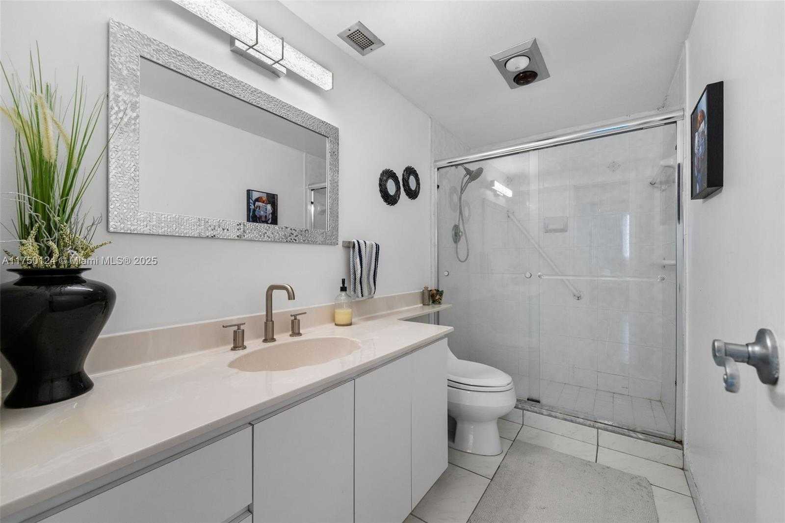 Small Image of 300 BAYVIEW DR #807, Sunny Isles Beach Number 20