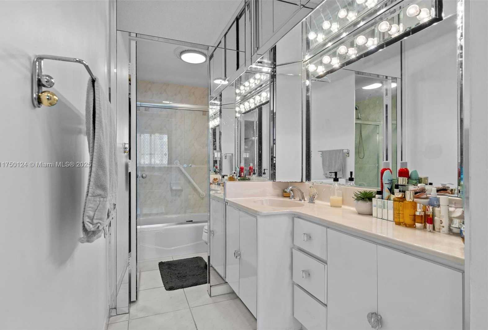 Small Image of 300 BAYVIEW DR #807, Sunny Isles Beach Number 22