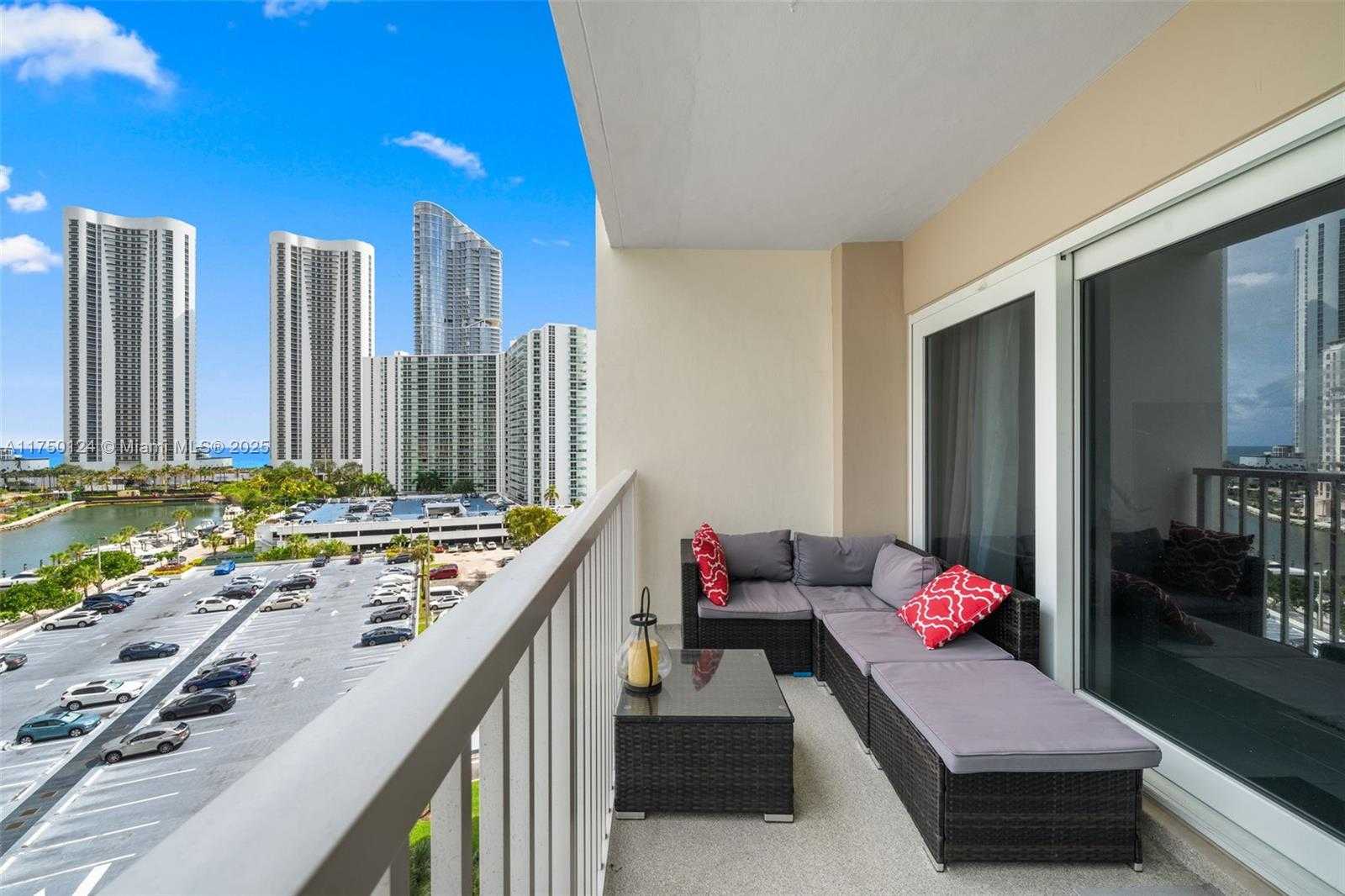 Small Image of 300 BAYVIEW DR #807, Sunny Isles Beach Number 4