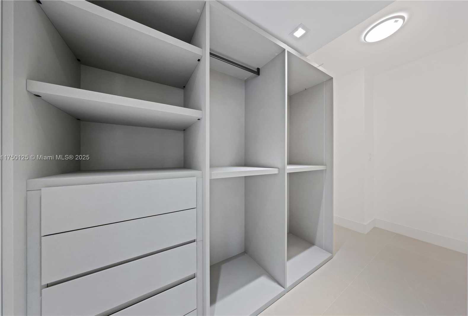 Small Image of 5500 COLLINS AVE #802, Miami Beach Number 17