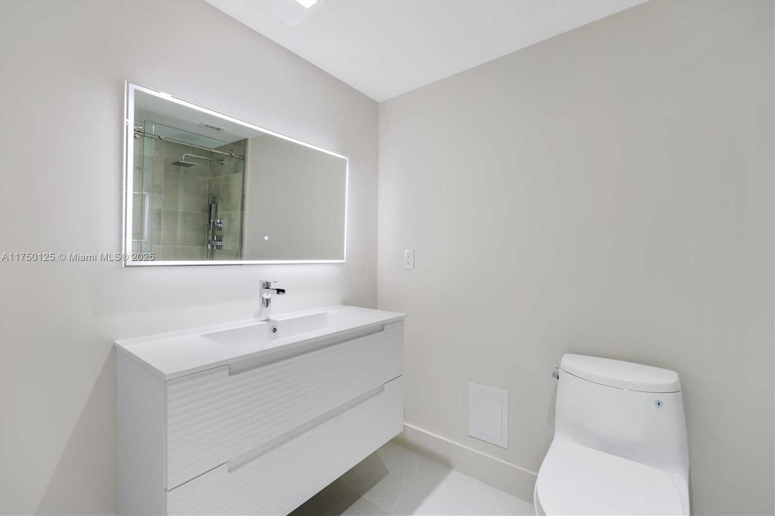 Small Image of 5500 COLLINS AVE #802, Miami Beach Number 19
