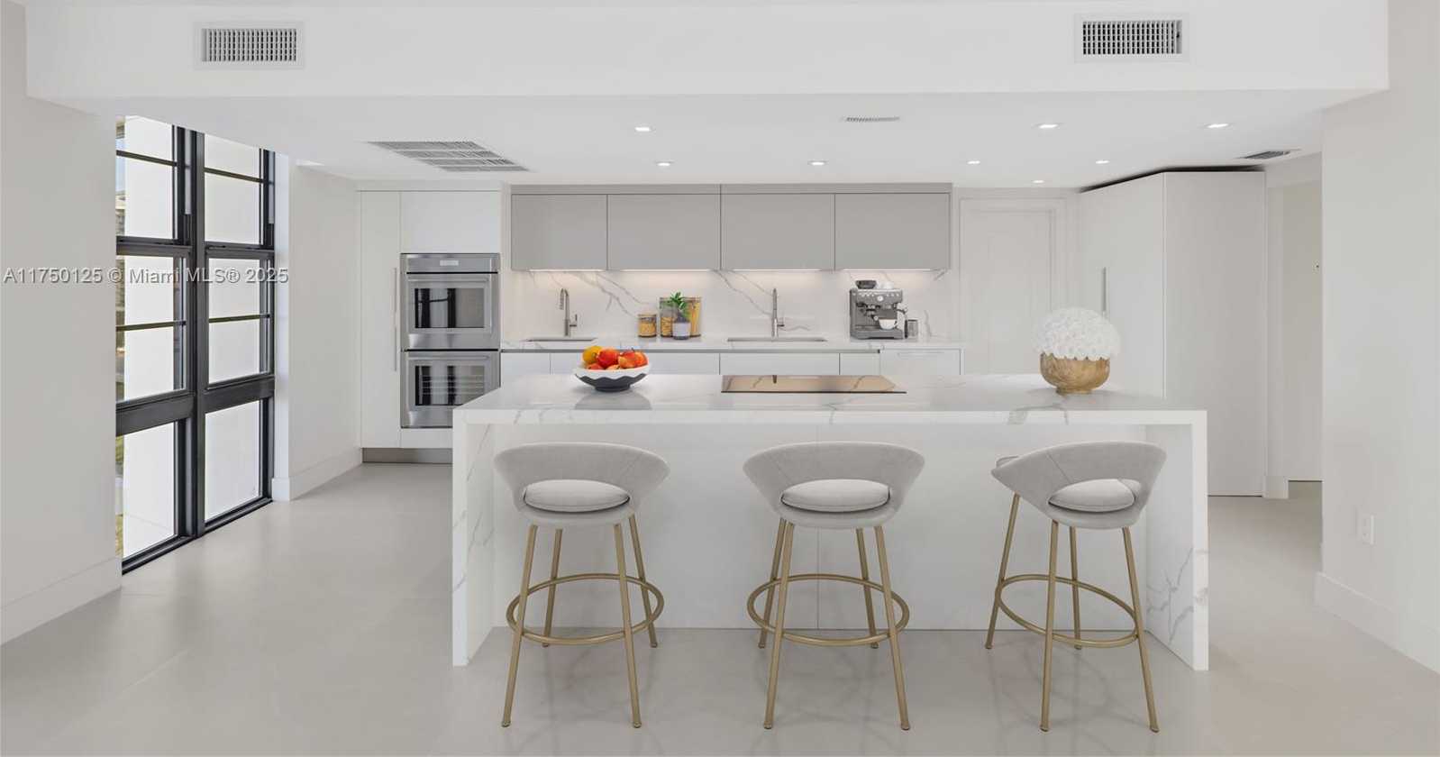 Small Image of 5500 COLLINS AVE #802, Miami Beach Number 2