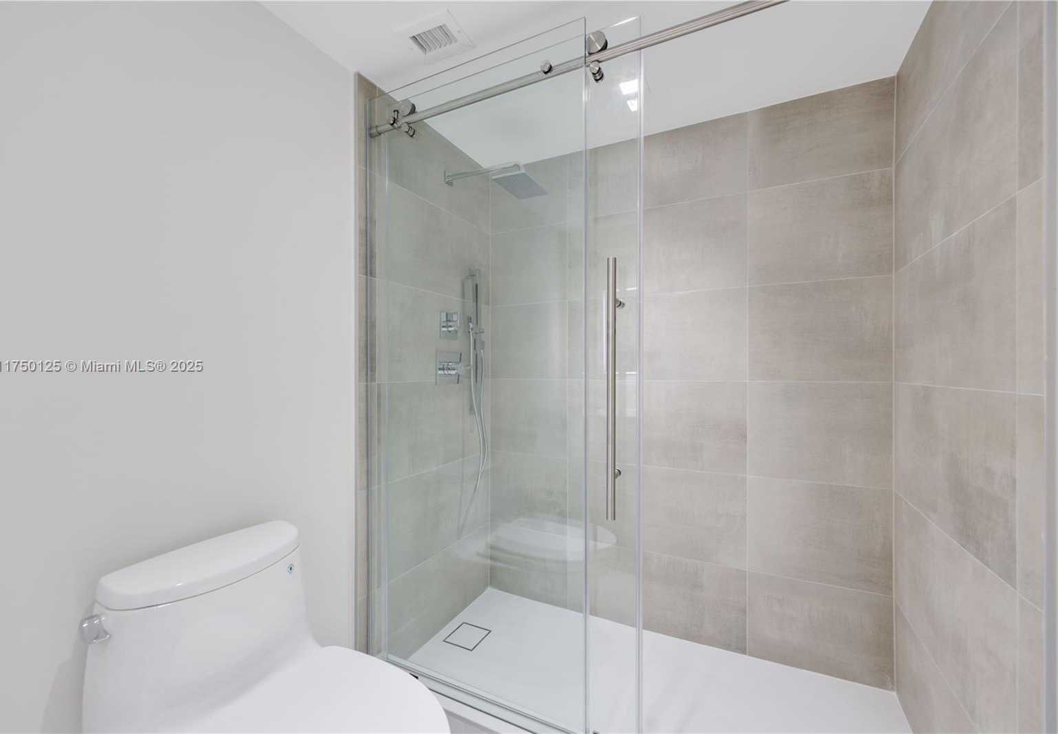 Small Image of 5500 COLLINS AVE #802, Miami Beach Number 20
