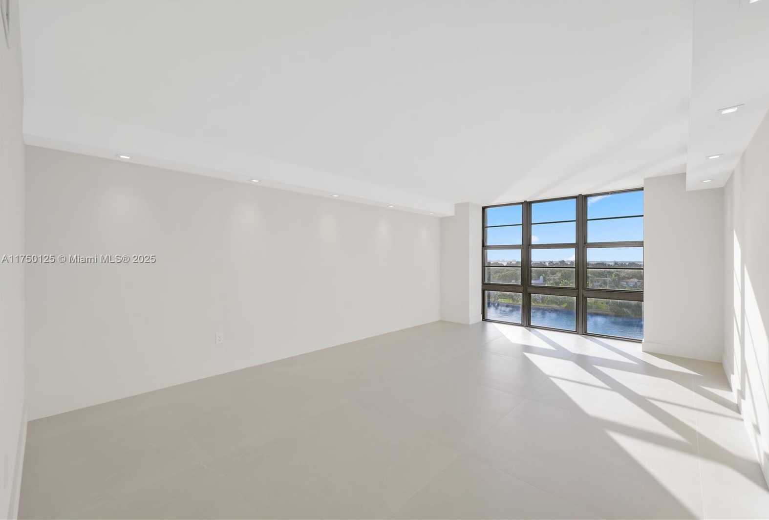 Small Image of 5500 COLLINS AVE #802, Miami Beach Number 21