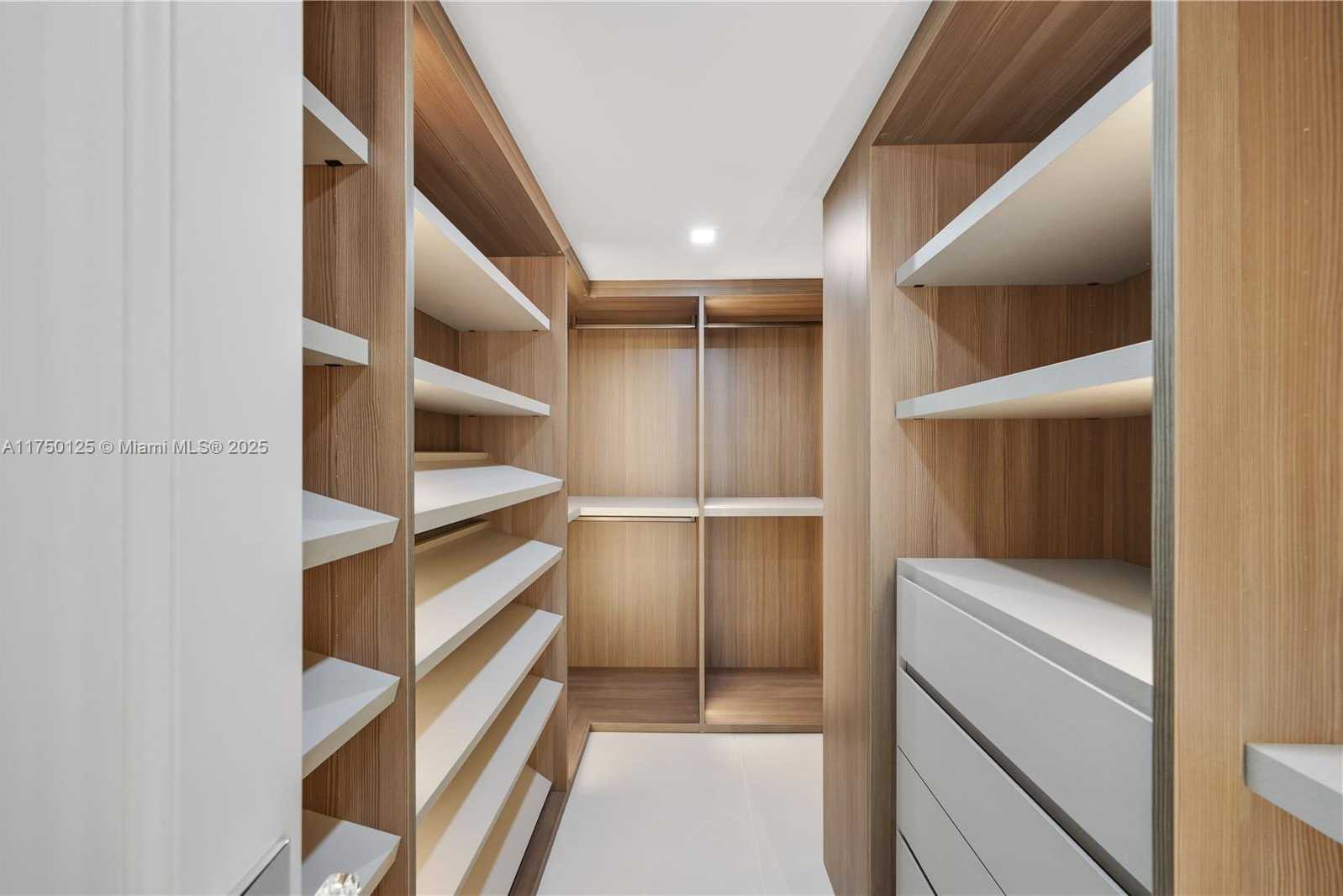 Small Image of 5500 COLLINS AVE #802, Miami Beach Number 23