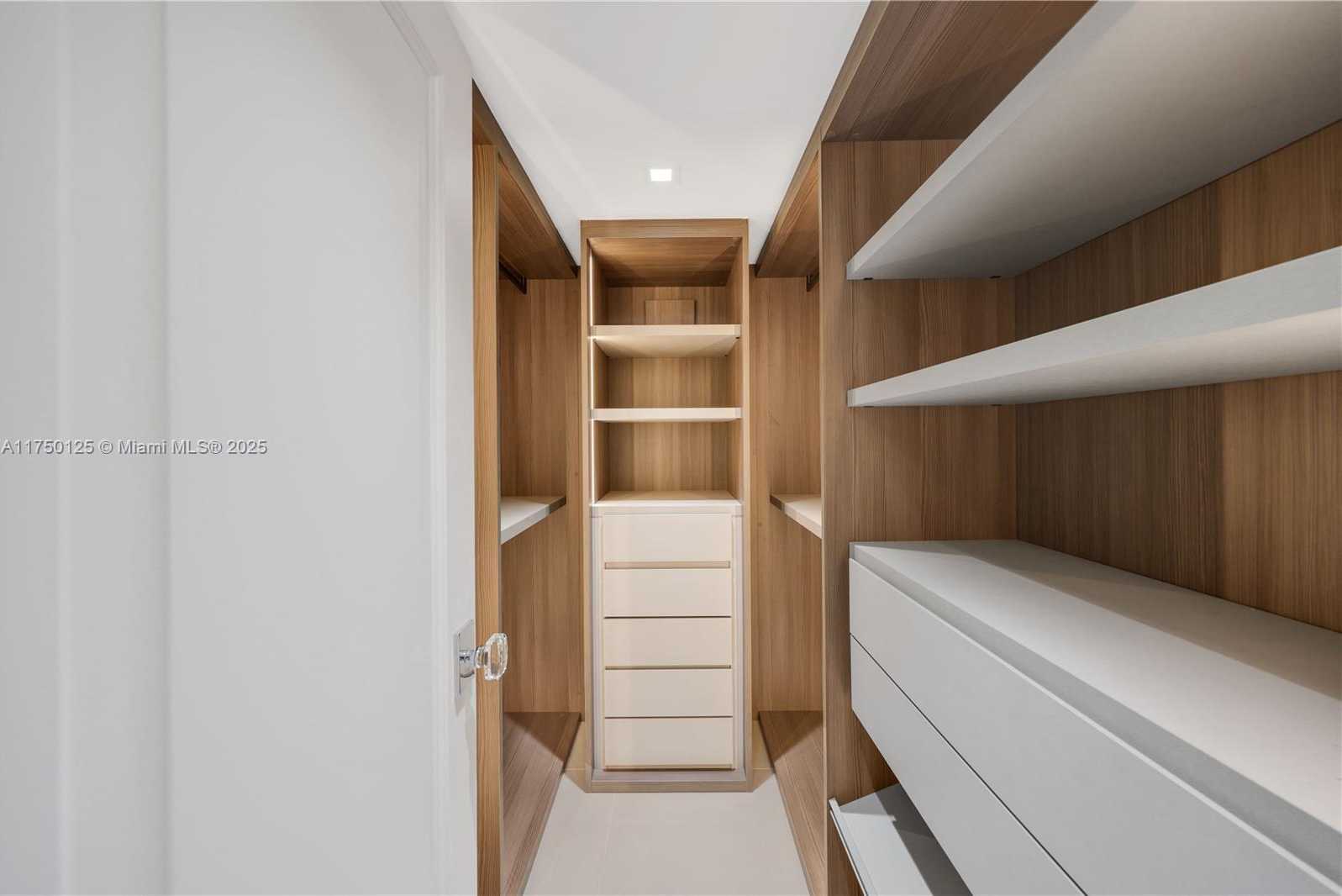 Small Image of 5500 COLLINS AVE #802, Miami Beach Number 24