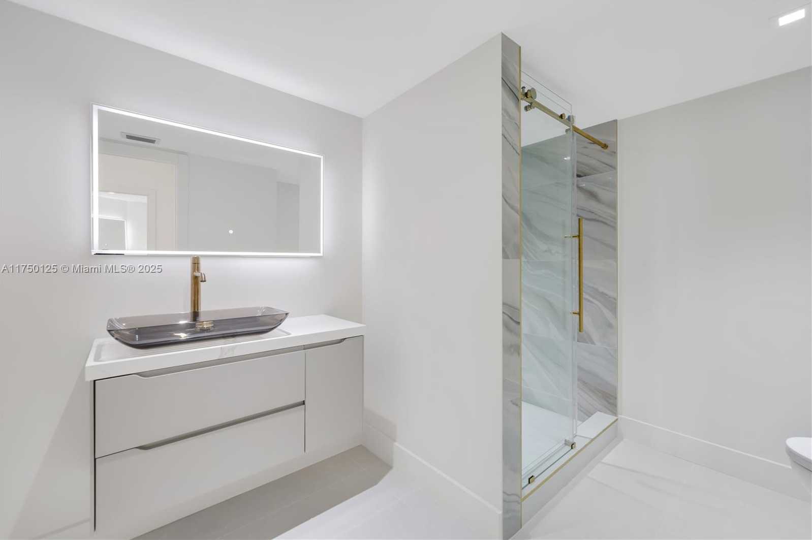 Small Image of 5500 COLLINS AVE #802, Miami Beach Number 26