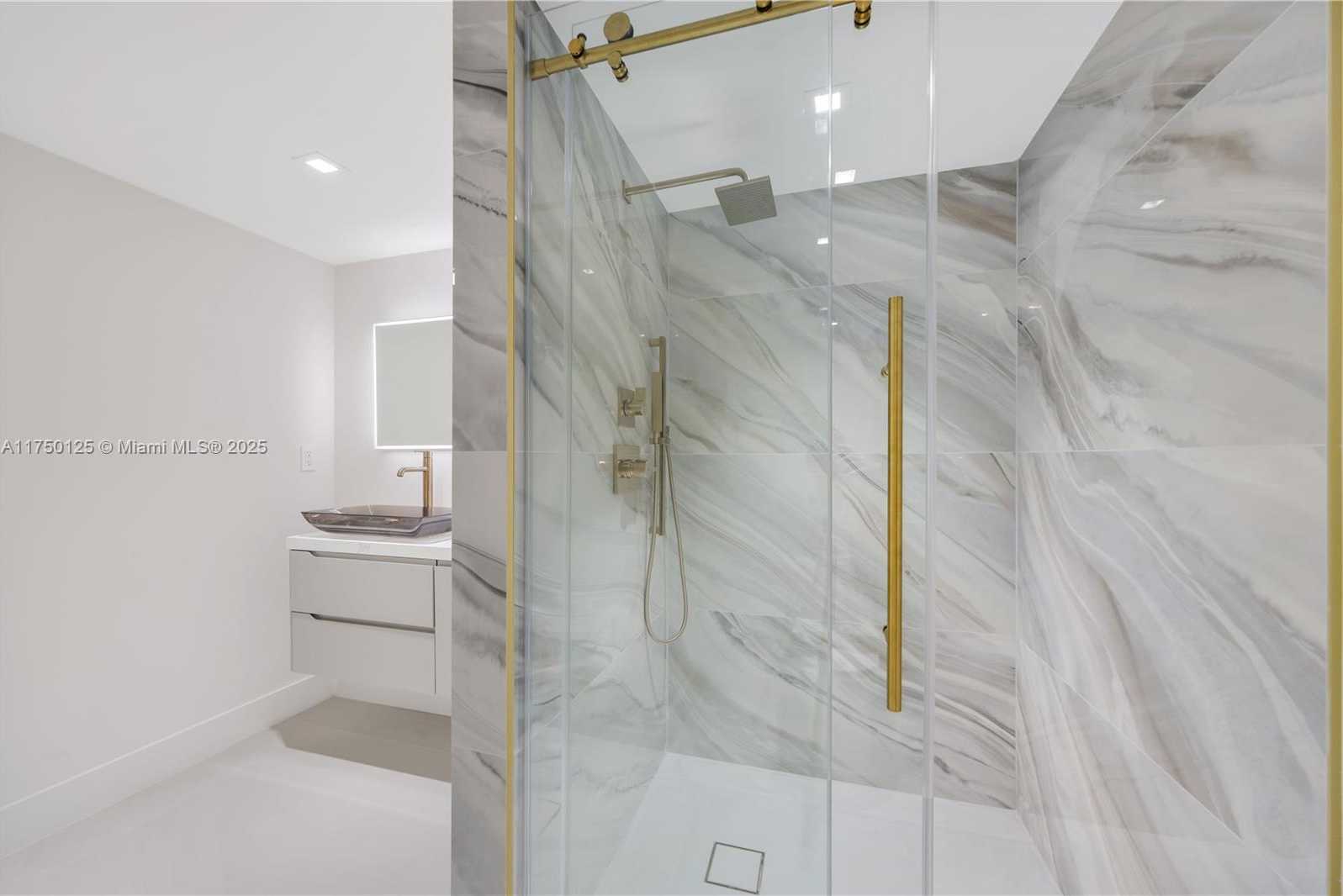 Small Image of 5500 COLLINS AVE #802, Miami Beach Number 27