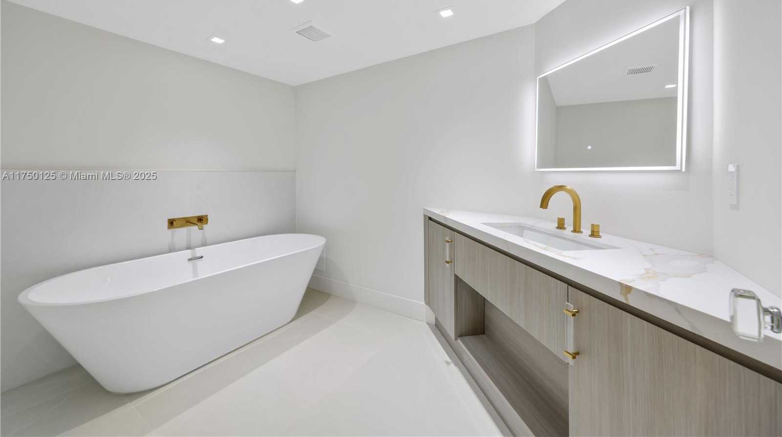 Small Image of 5500 COLLINS AVE #802, Miami Beach Number 28