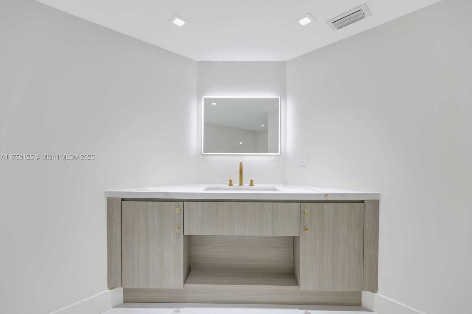 Small Image of 5500 COLLINS AVE #802, Miami Beach Number 29