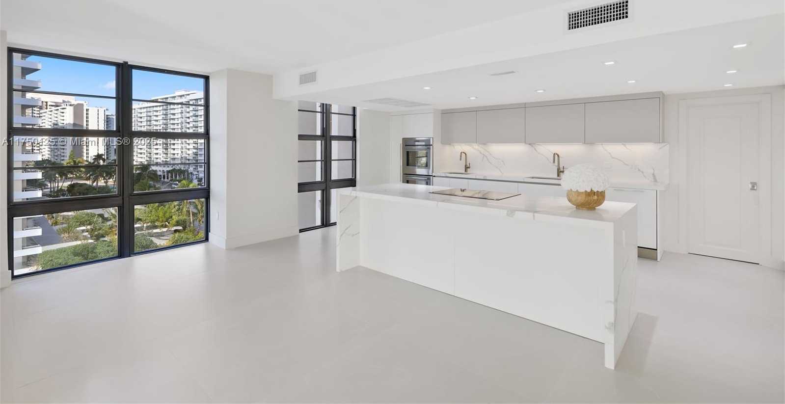 Small Image of 5500 COLLINS AVE #802, Miami Beach Number 3