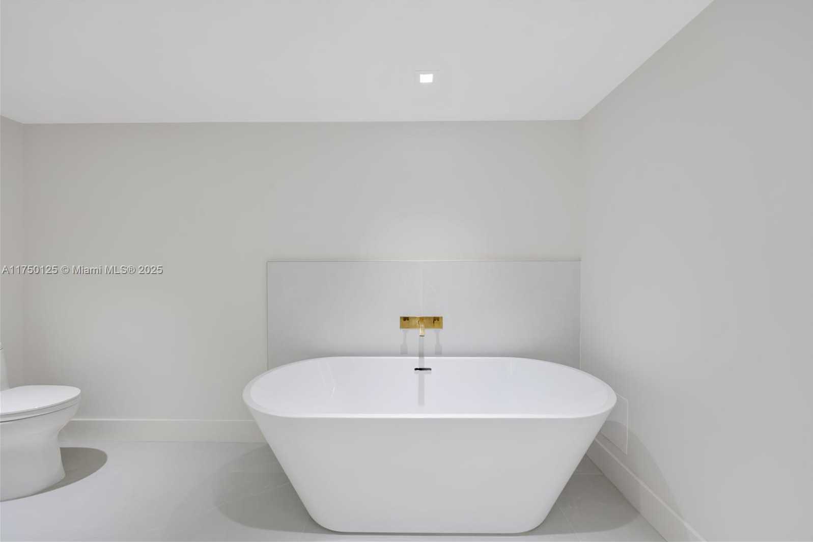 Small Image of 5500 COLLINS AVE #802, Miami Beach Number 30