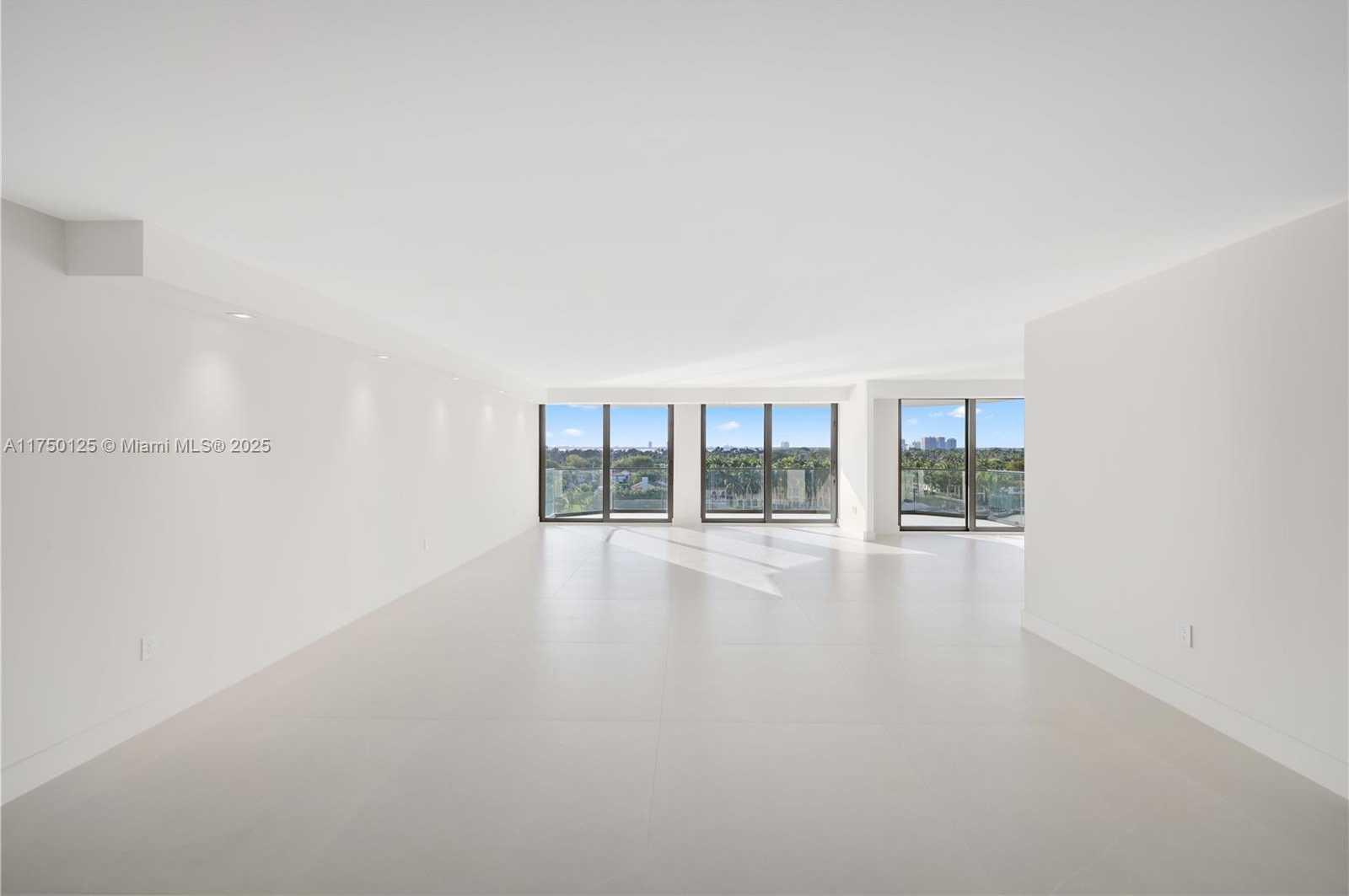 Small Image of 5500 COLLINS AVE #802, Miami Beach Number 32